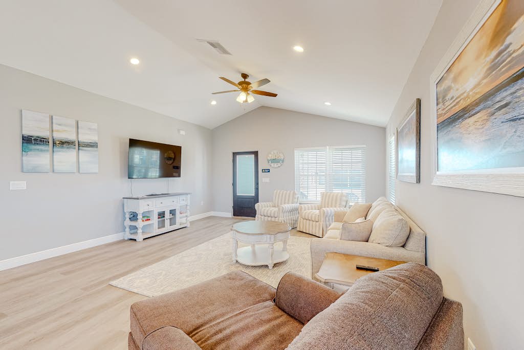 Serene home with grill, patio, deck, & kitchen - snowbird friendly