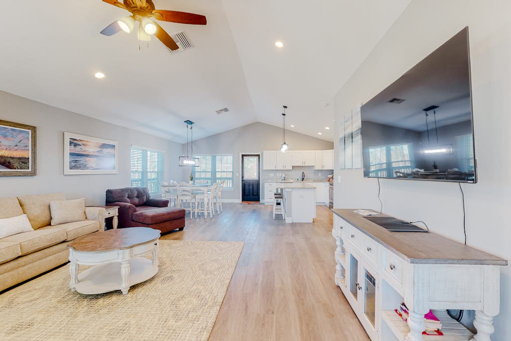 Serene home with grill, patio, deck, & kitchen - snowbird friendly