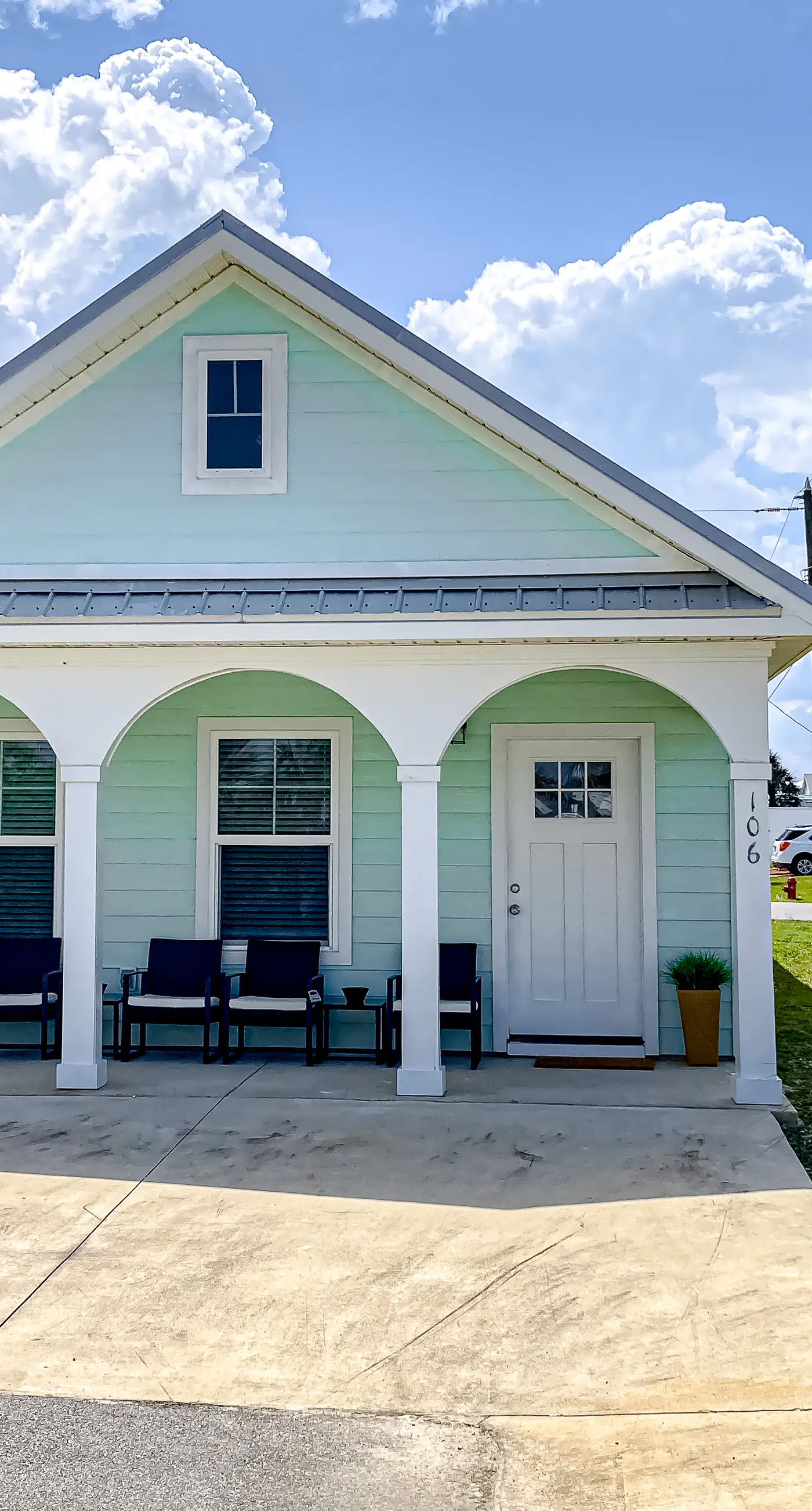 Coastal dog-friendly cottage with pool access, grill, board games, W/D, & AC