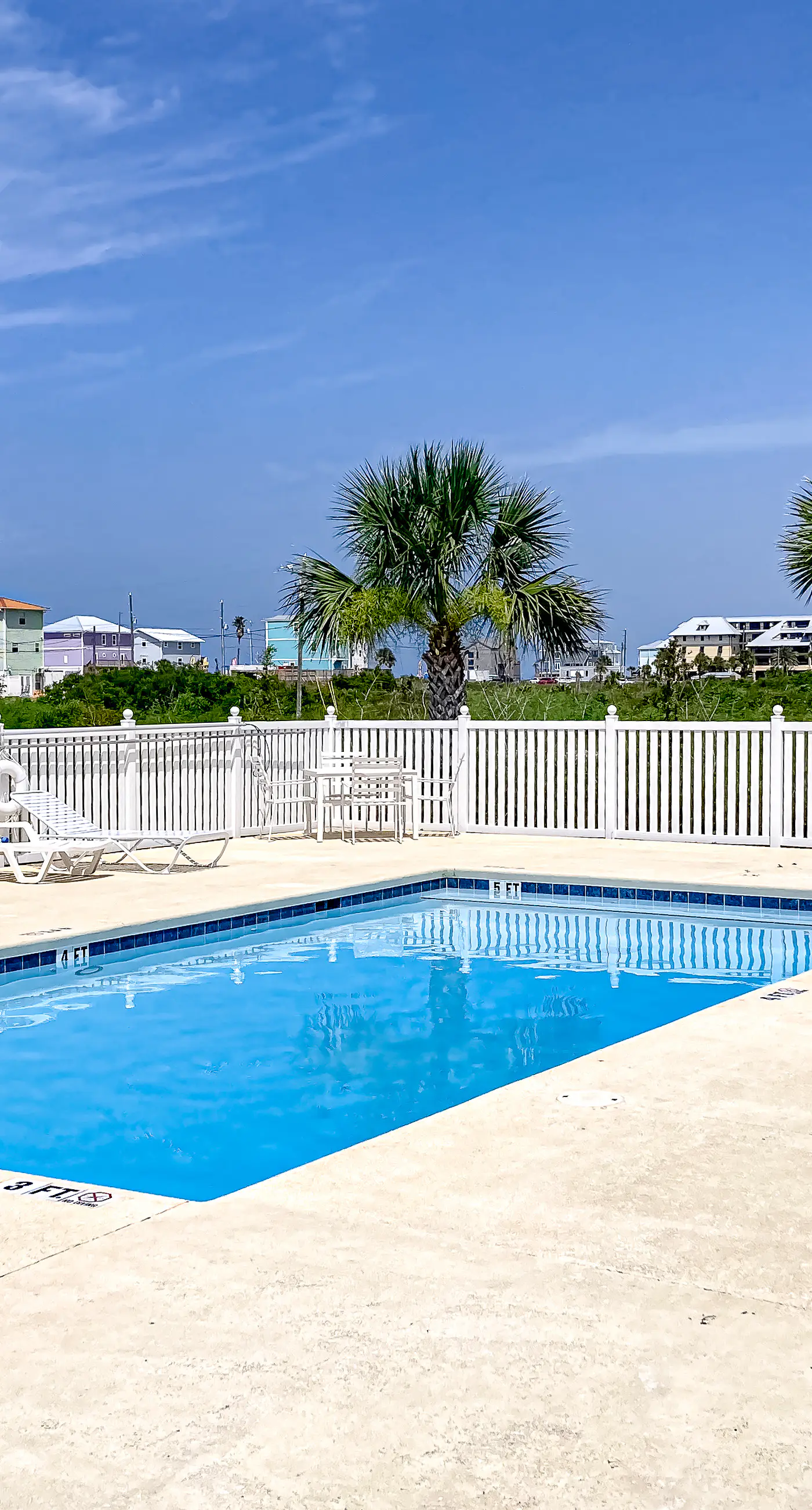 Coastal dog-friendly cottage with pool access, grill, board games, W/D, & AC