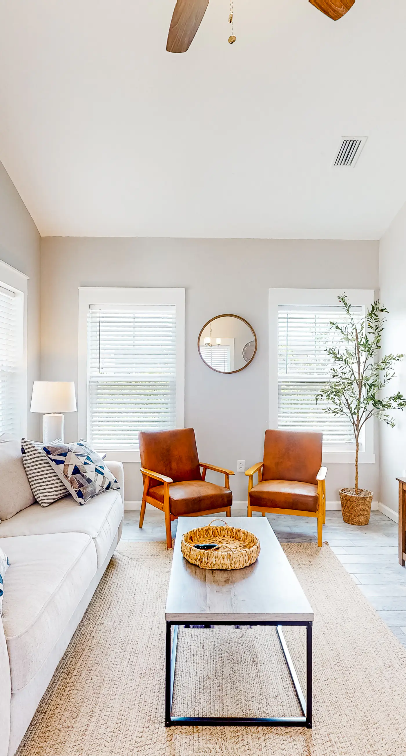 Coastal dog-friendly cottage with pool access, grill, board games, W/D, & AC