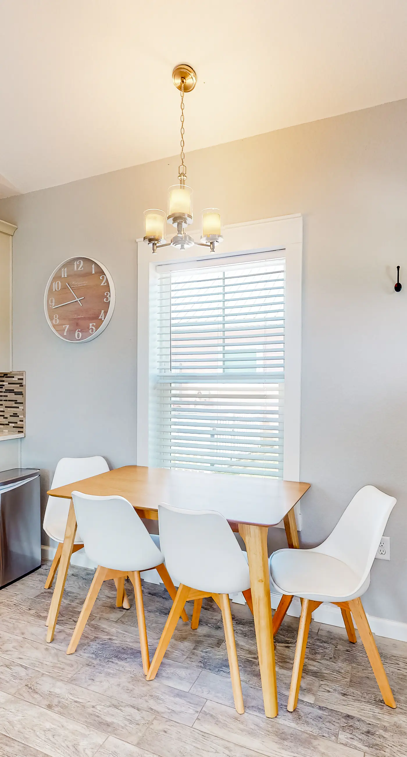 Coastal dog-friendly cottage with pool access, grill, board games, W/D, & AC