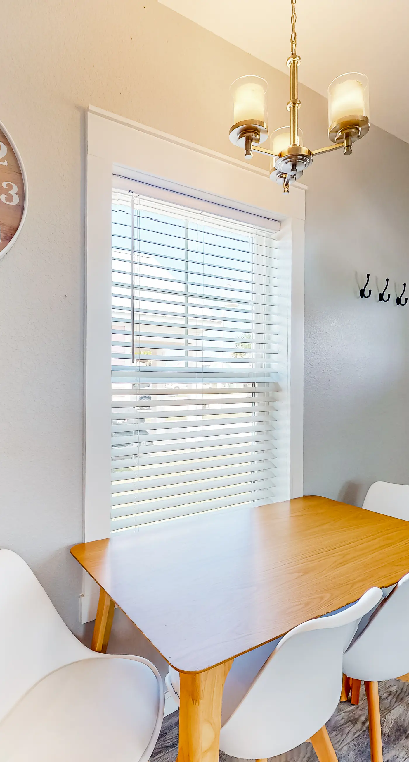 Coastal dog-friendly cottage with pool access, grill, board games, W/D, & AC