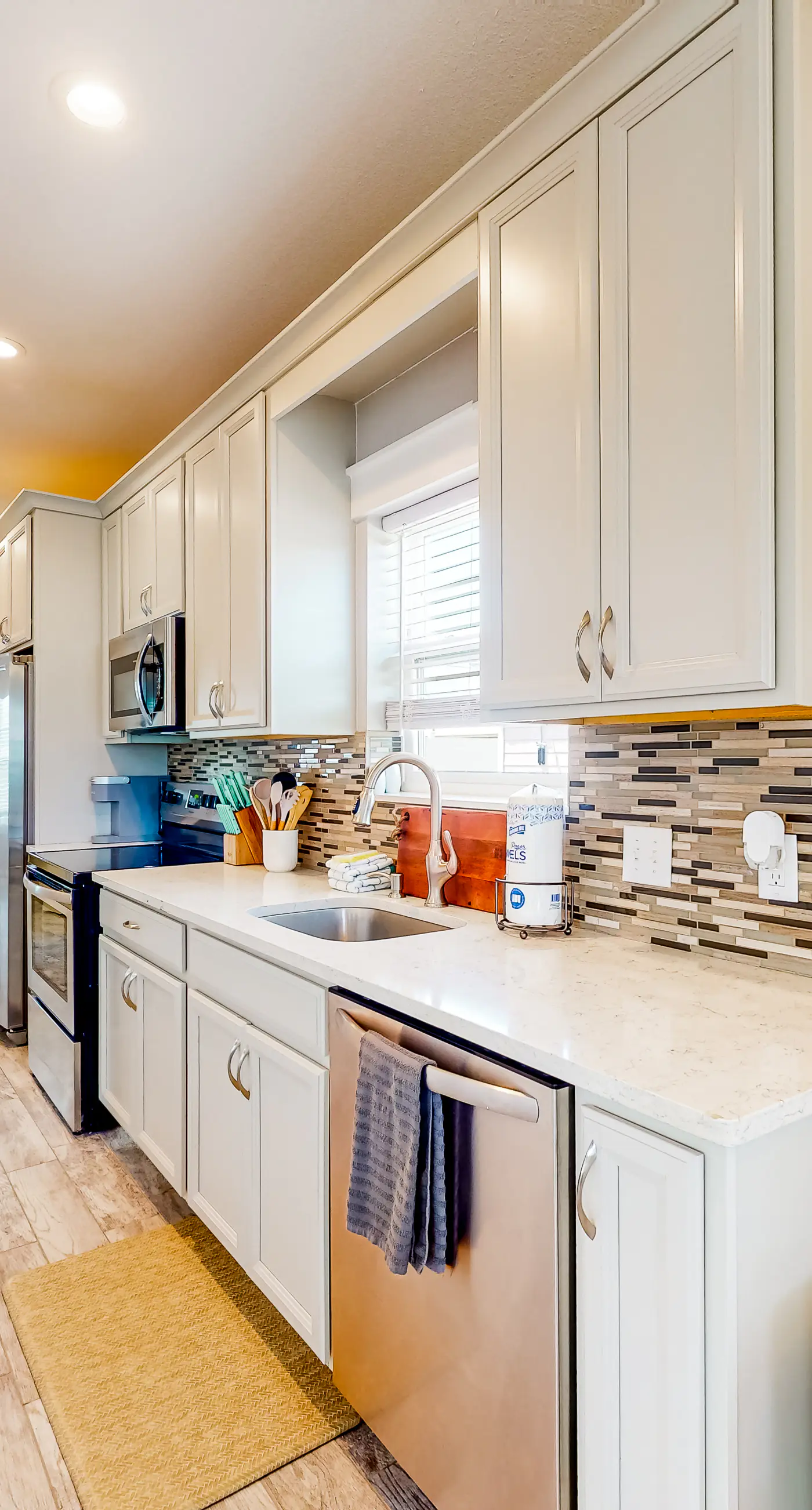 Coastal dog-friendly cottage with pool access, grill, board games, W/D, & AC