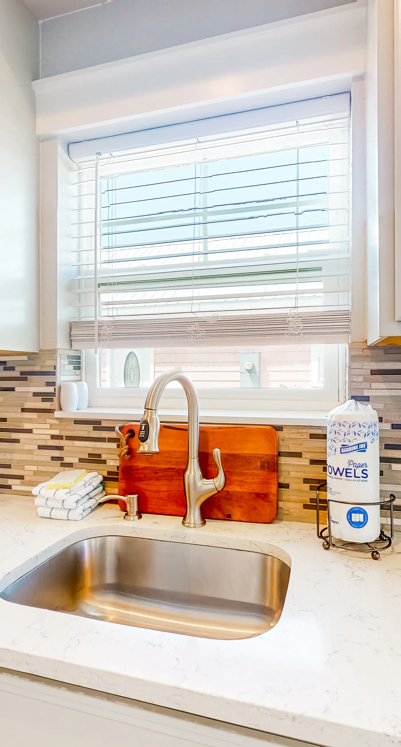 Coastal dog-friendly cottage with pool access, grill, board games, W/D, & AC