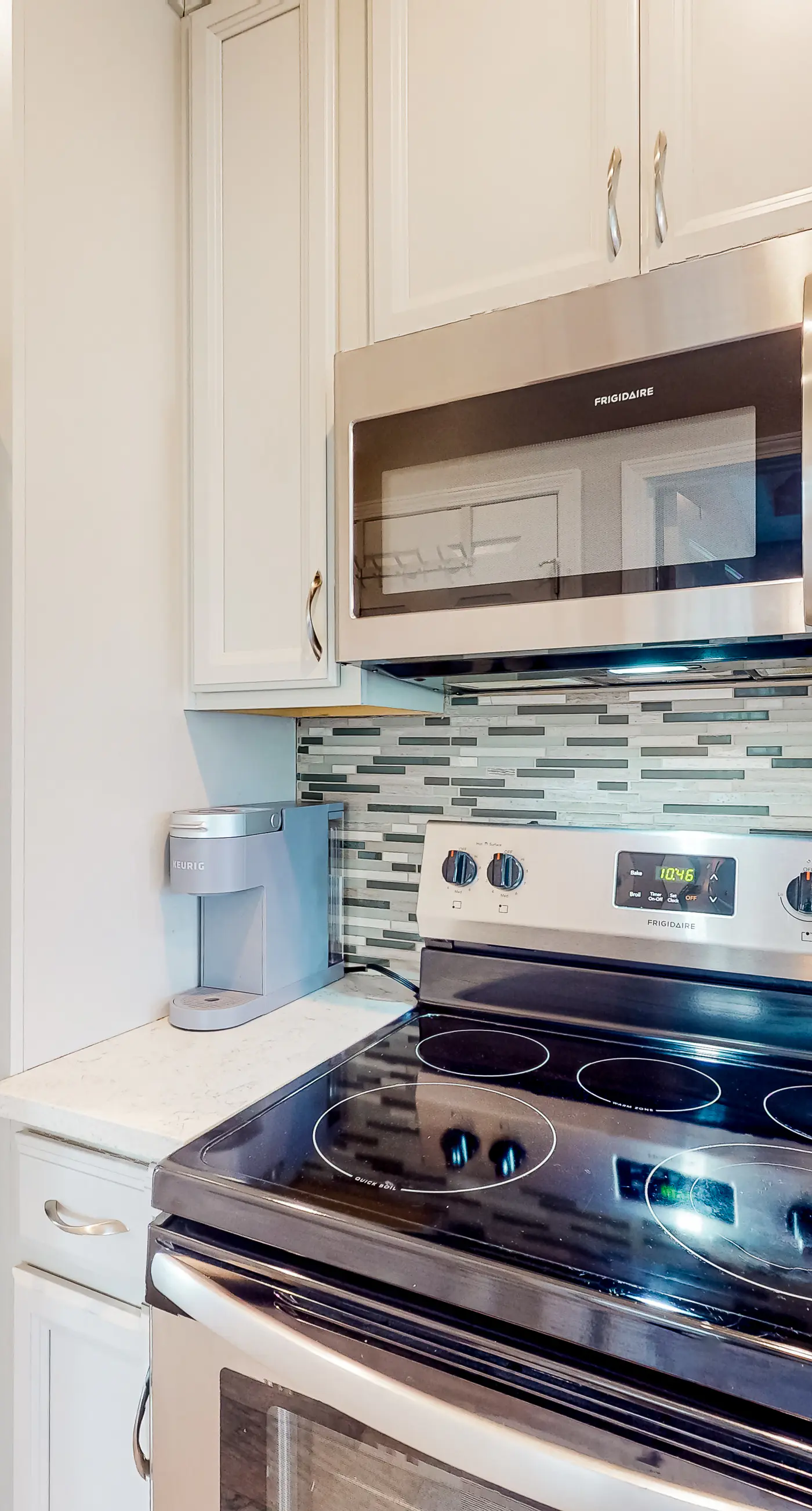 Coastal dog-friendly cottage with pool access, grill, board games, W/D, & AC