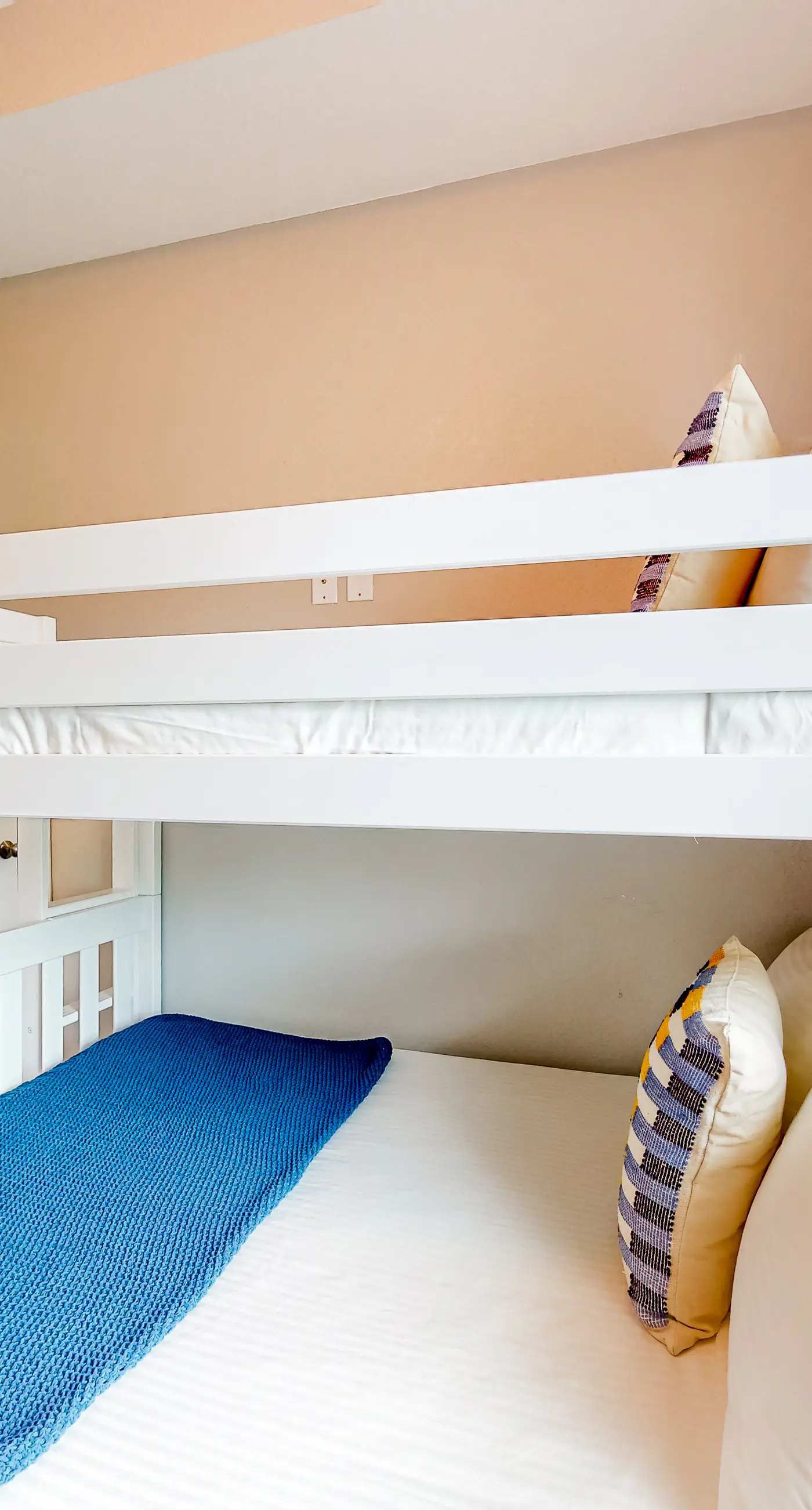 Coastal dog-friendly cottage with pool access, grill, board games, W/D, & AC