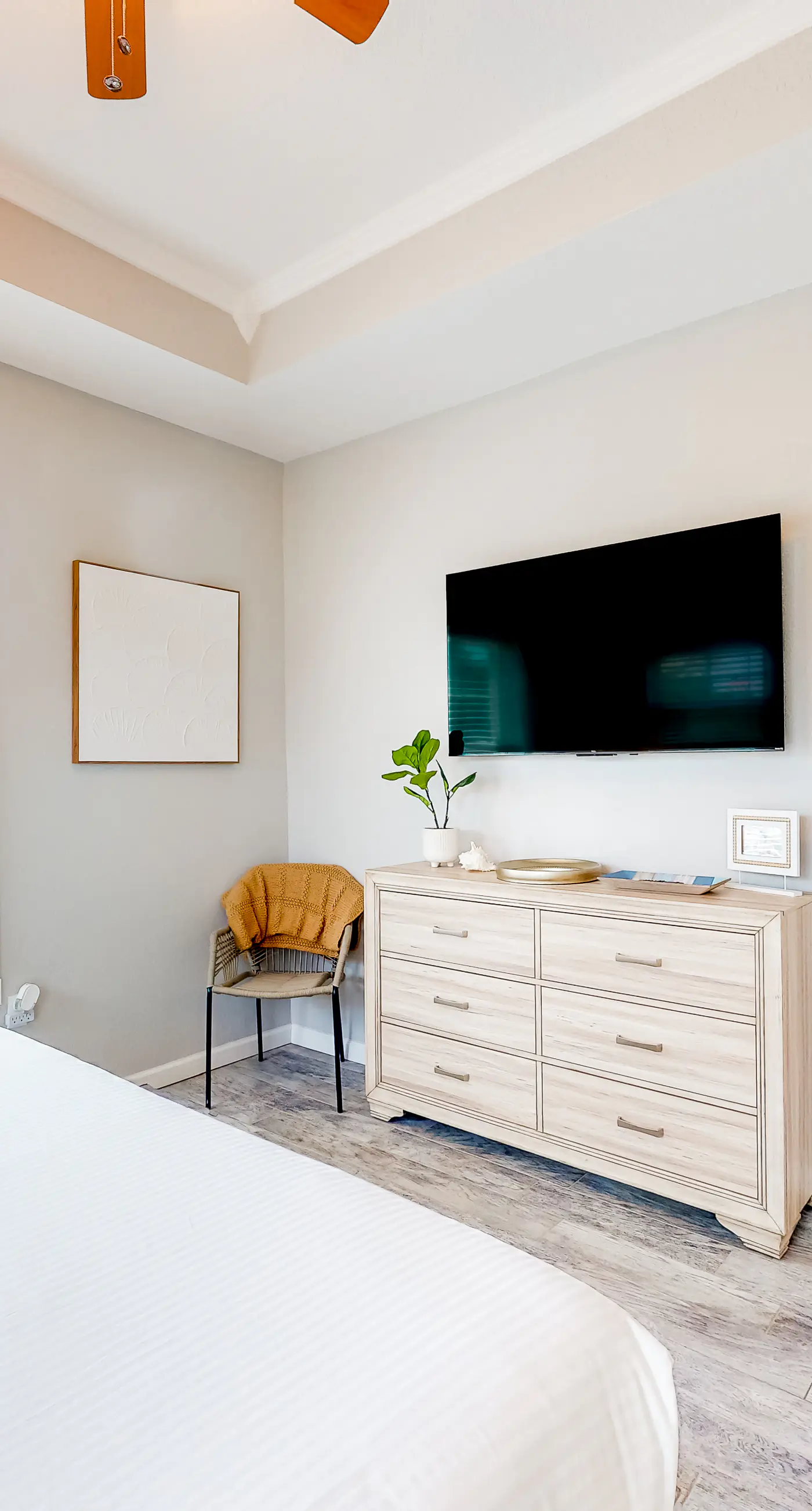 Coastal dog-friendly cottage with pool access, grill, board games, W/D, & AC