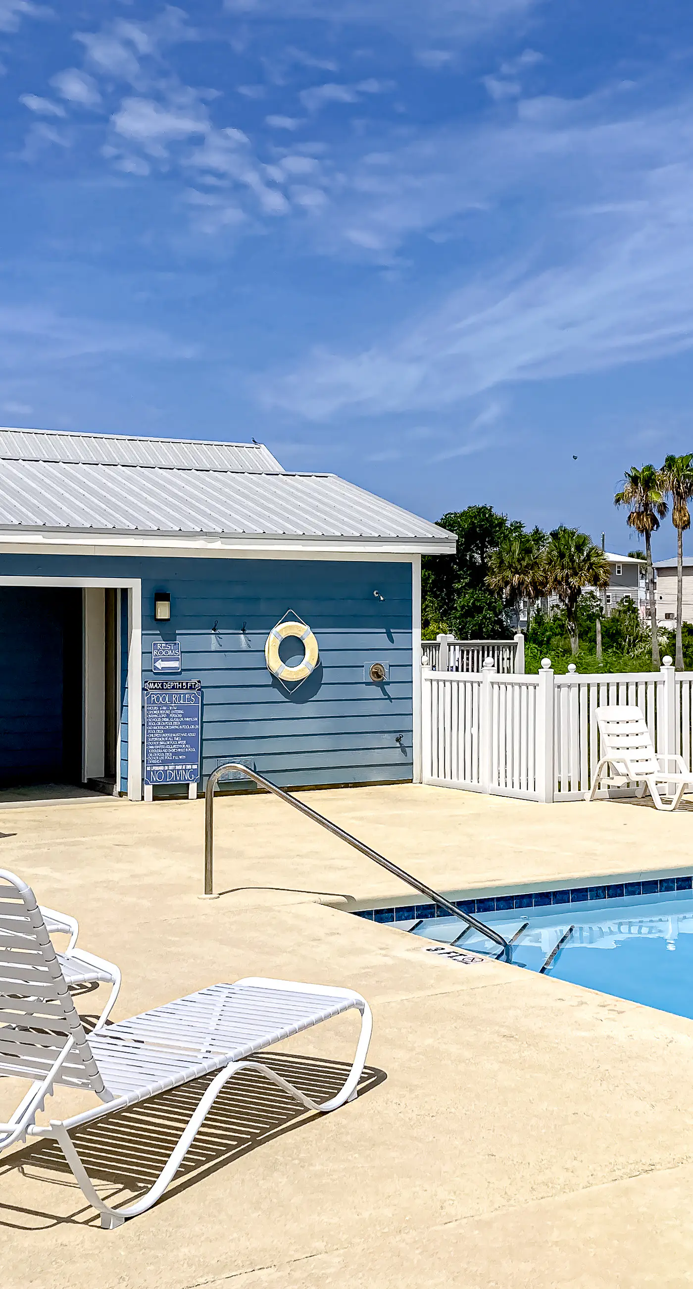 Coastal dog-friendly cottage with pool access, grill, board games, W/D, & AC