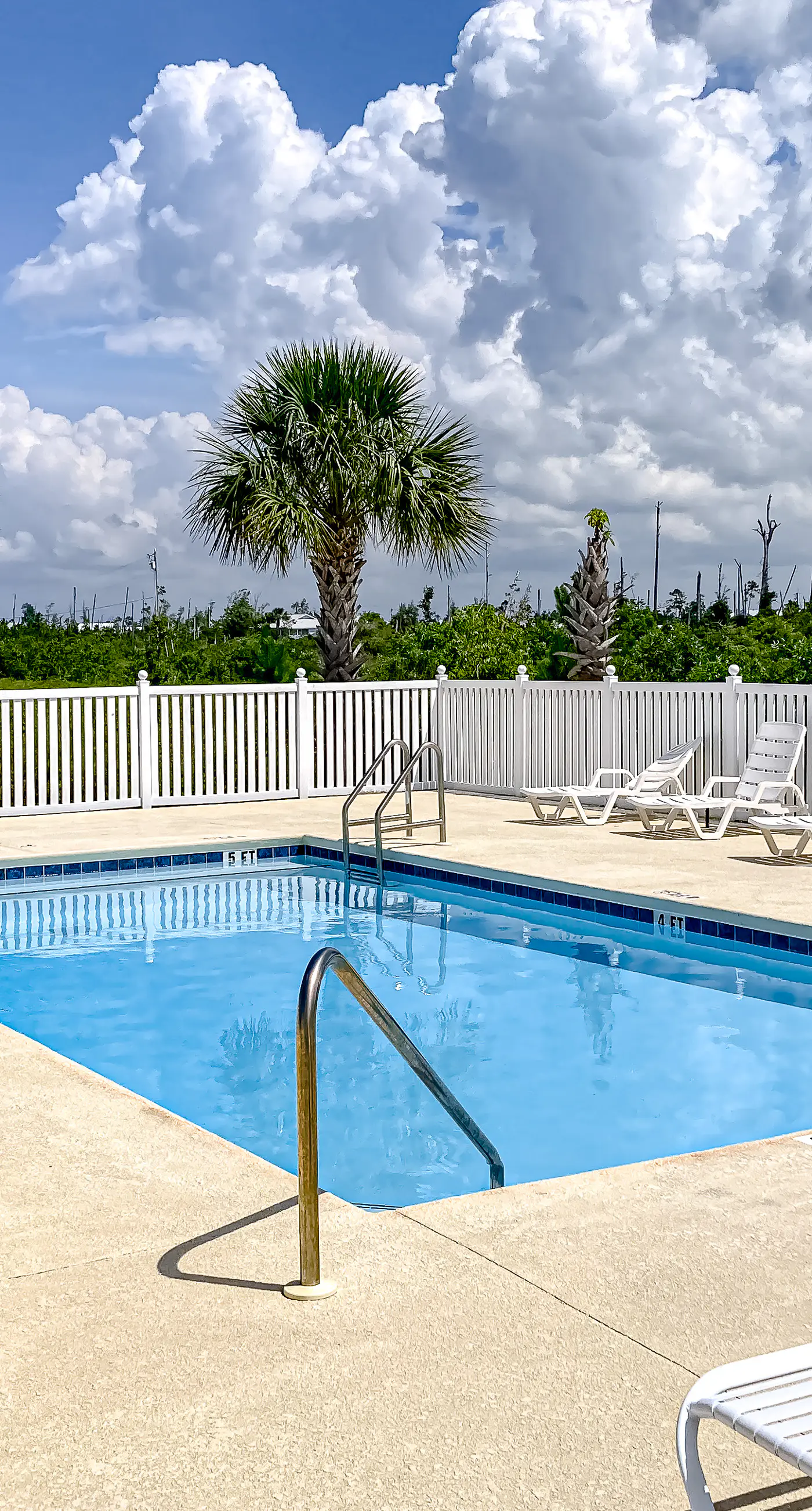 Coastal dog-friendly cottage with pool access, grill, board games, W/D, & AC