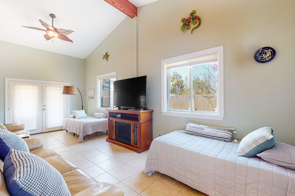 Dog-friendly cottage near the beach with patio, grill, washer/dryer, partial AC