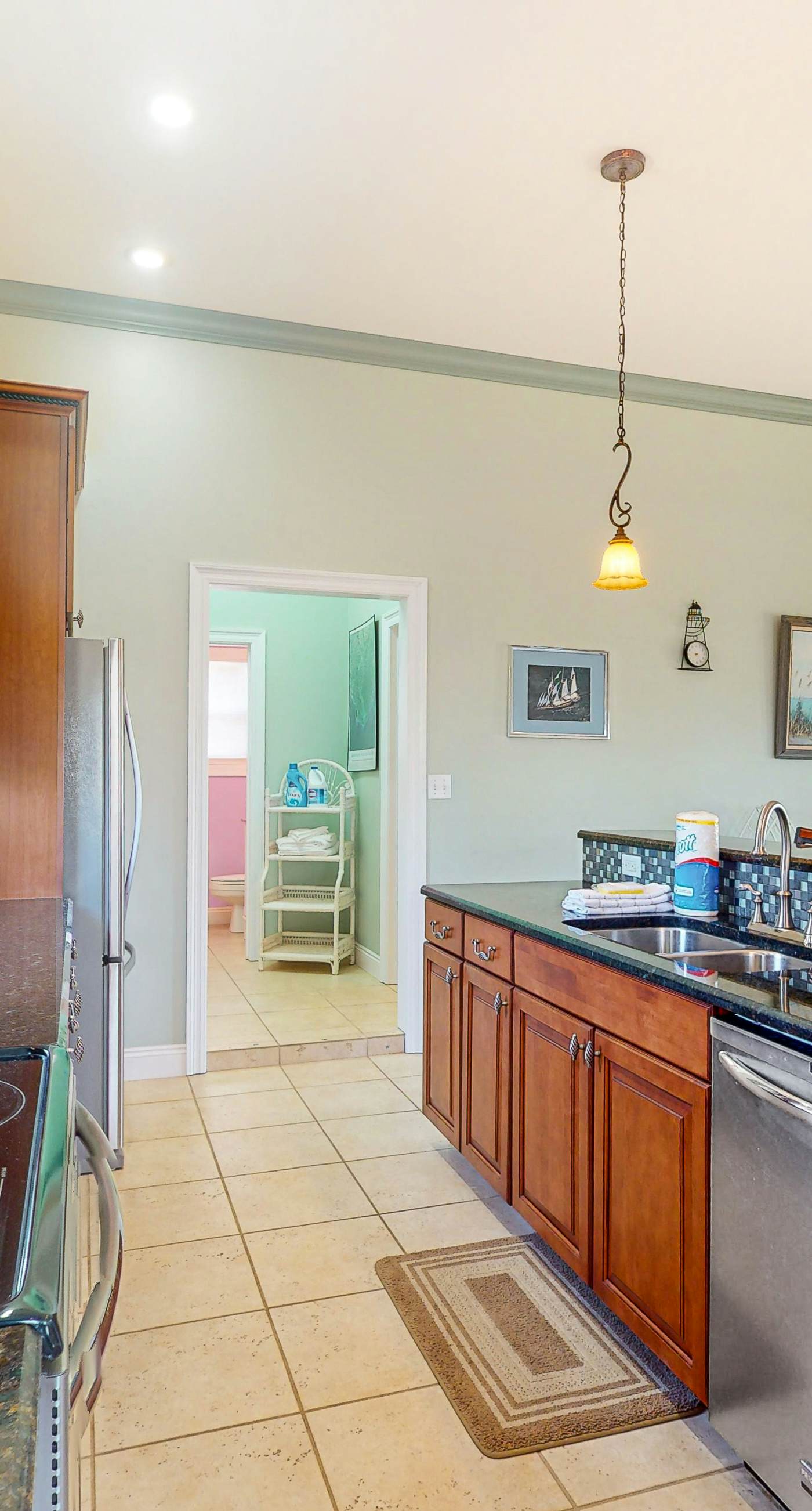 Dog-friendly cottage near the beach with patio, grill, washer/dryer, partial AC