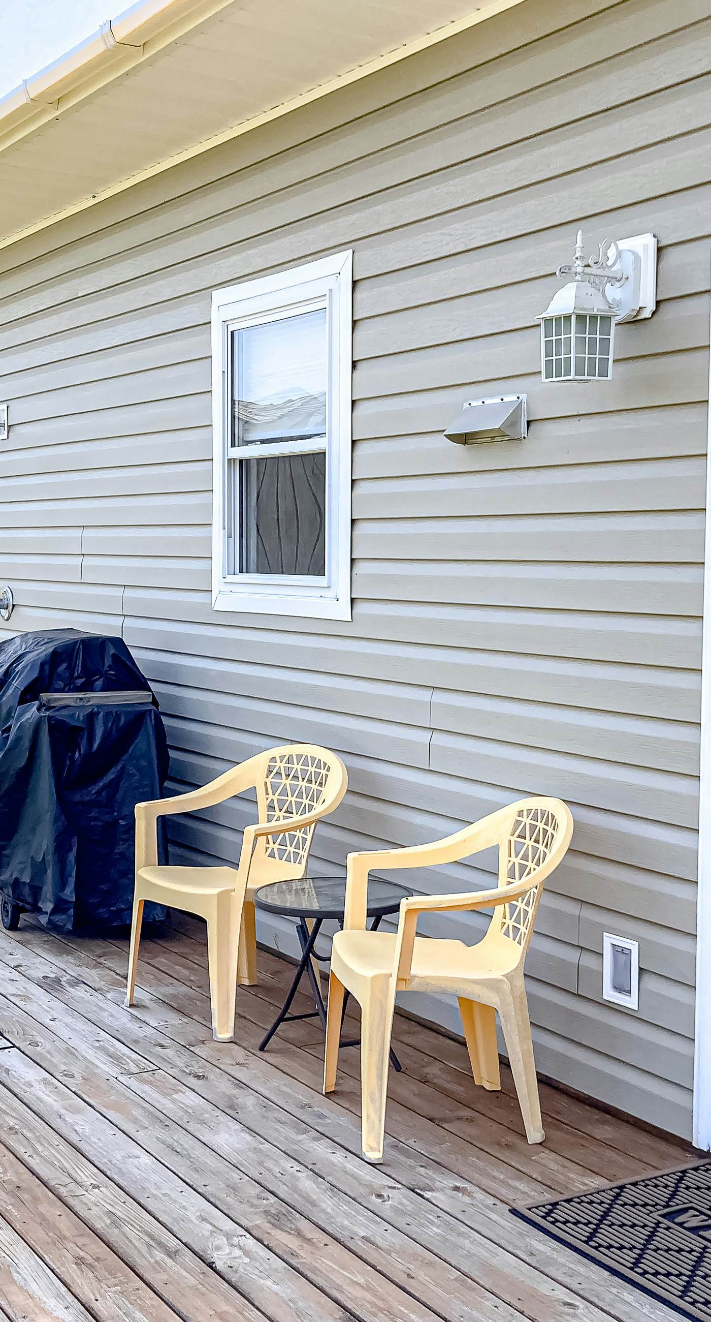 Dog-friendly cottage near the beach with patio, grill, washer/dryer, partial AC