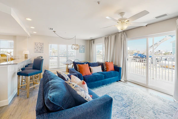 2nd-floor ocean-view condo with balcony, washer/dryer, & AC - close to the beach