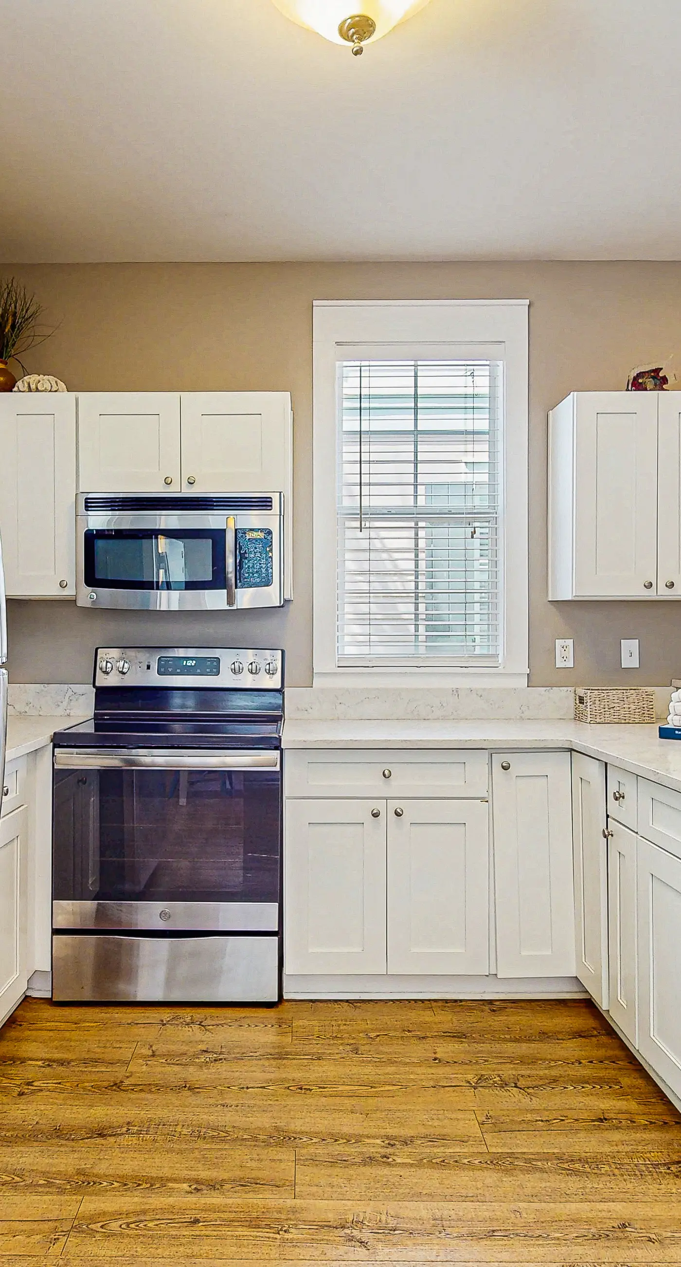 Welcoming Cottage with Hot Tub - 1 Mile to Windmark Beach