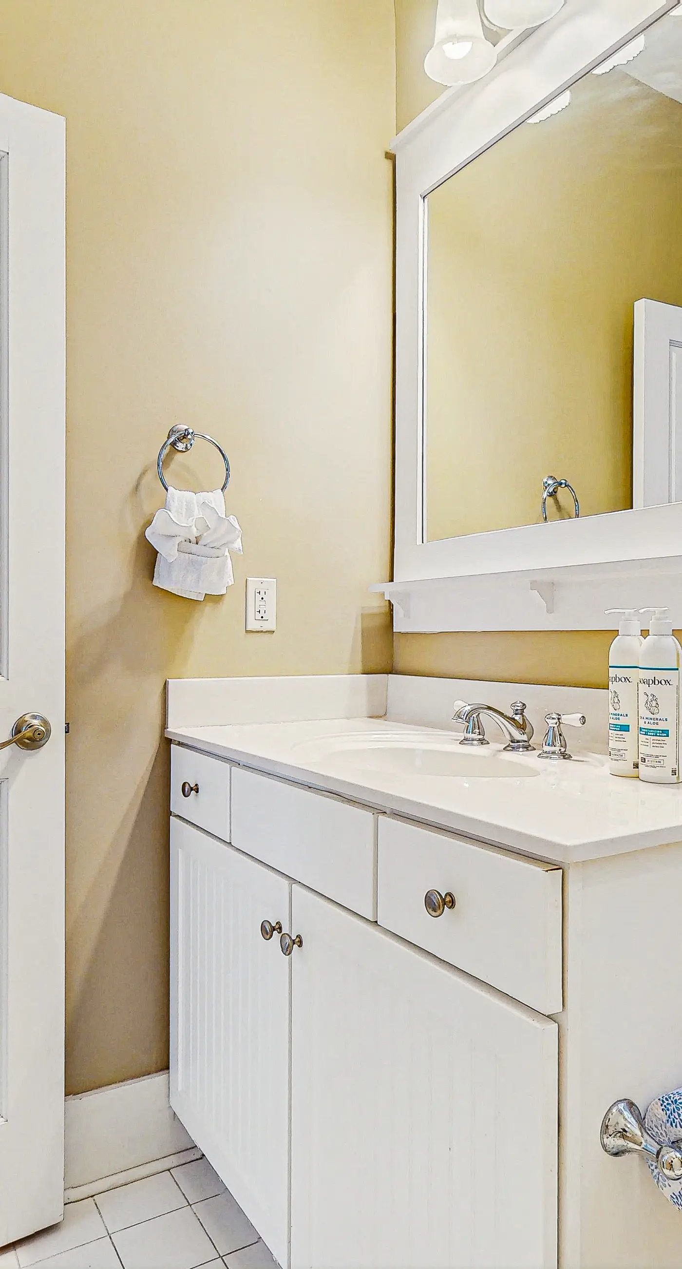 Welcoming Cottage with Hot Tub - 1 Mile to Windmark Beach