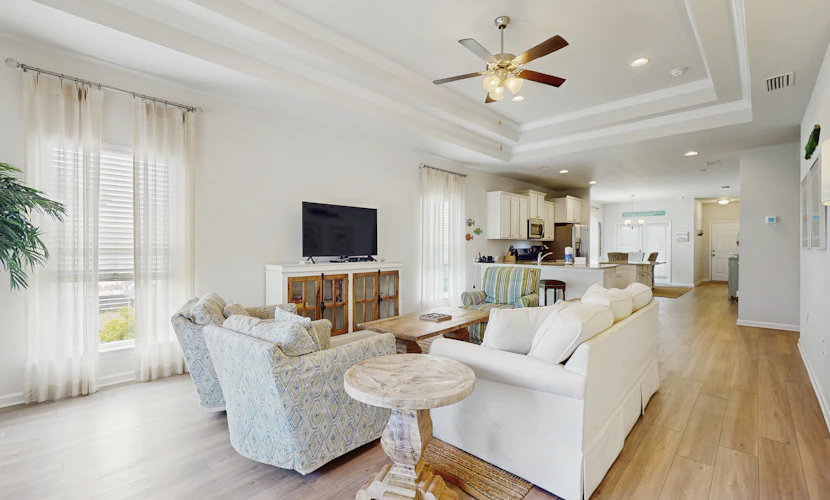 Beachy retreat within easy walking distance to pool, beach access & restaurants