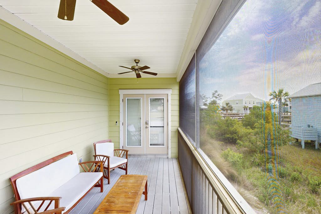 Beachy retreat within easy walking distance to pool, beach access & restaurants