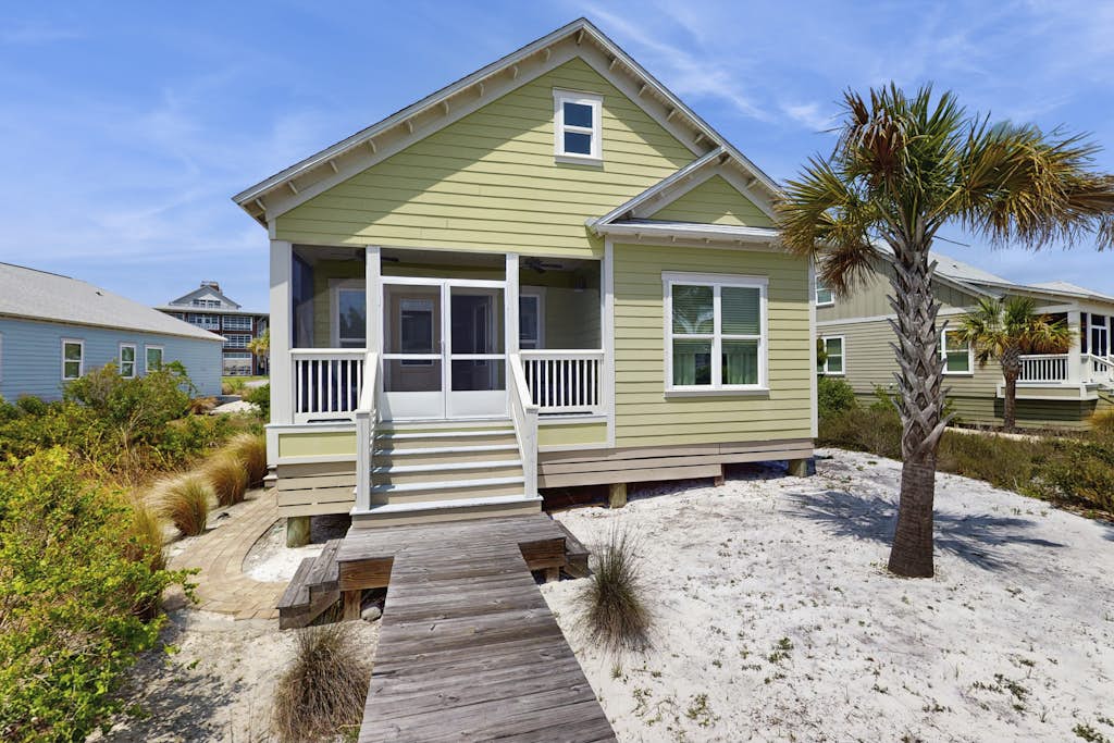 Beachy retreat within easy walking distance to pool, beach access & restaurants