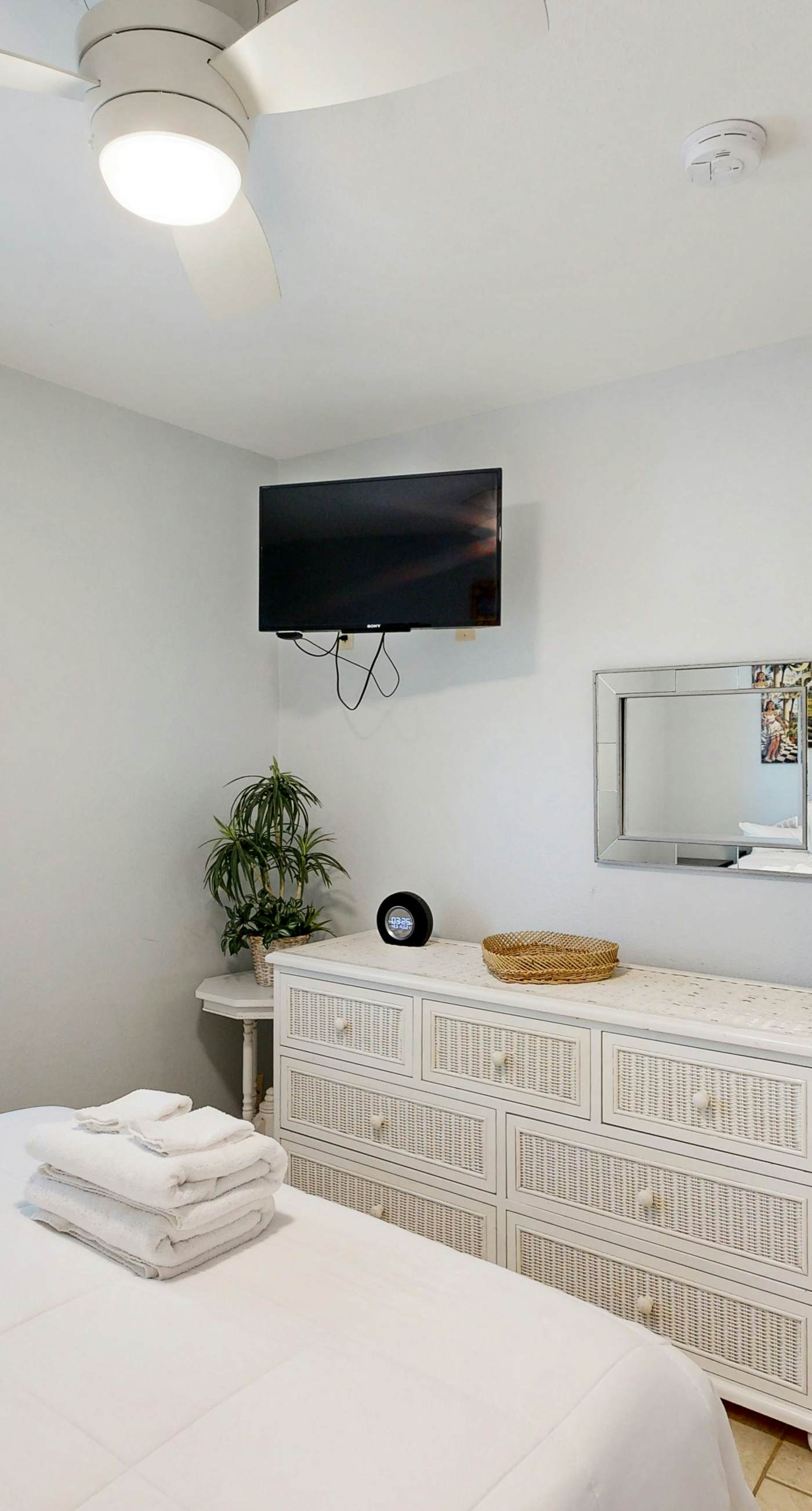 Classic Beach Condo with a Shared Pool, Loft, & Grill - Walk to the Beach