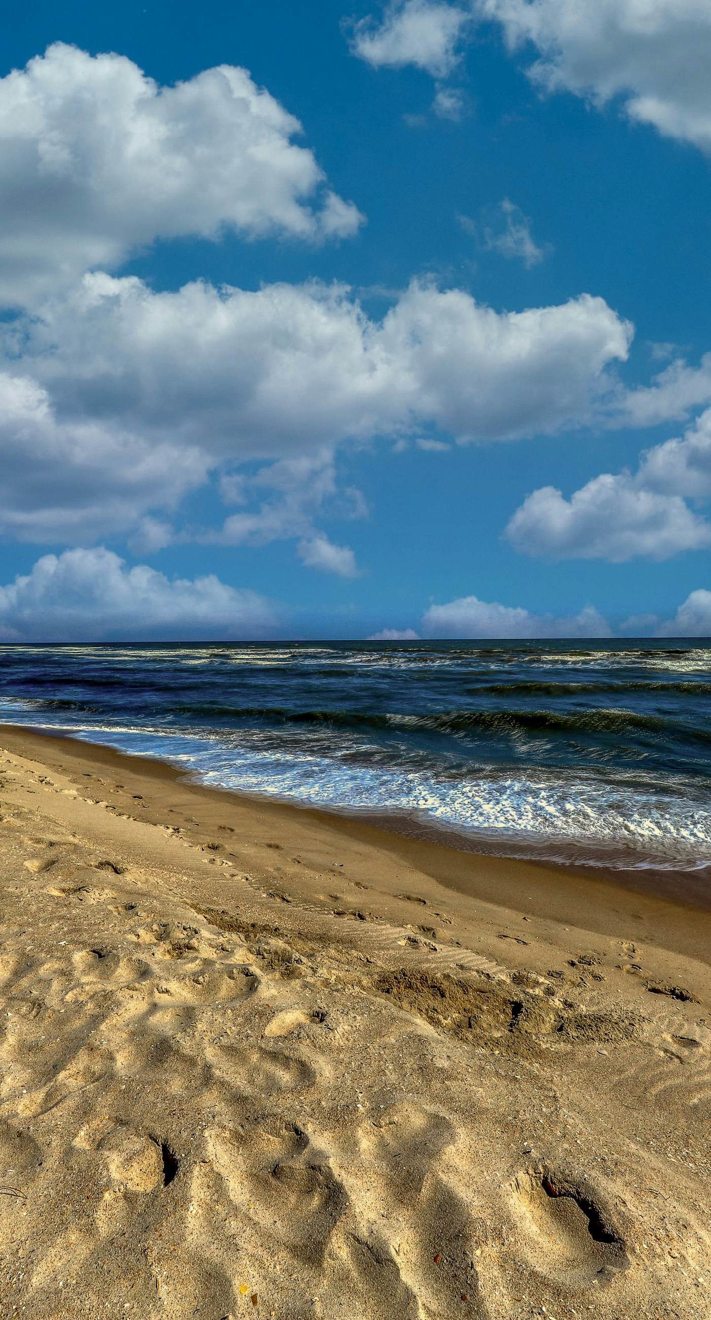 Classic Beach Condo with a Shared Pool, Loft, & Grill - Walk to the Beach