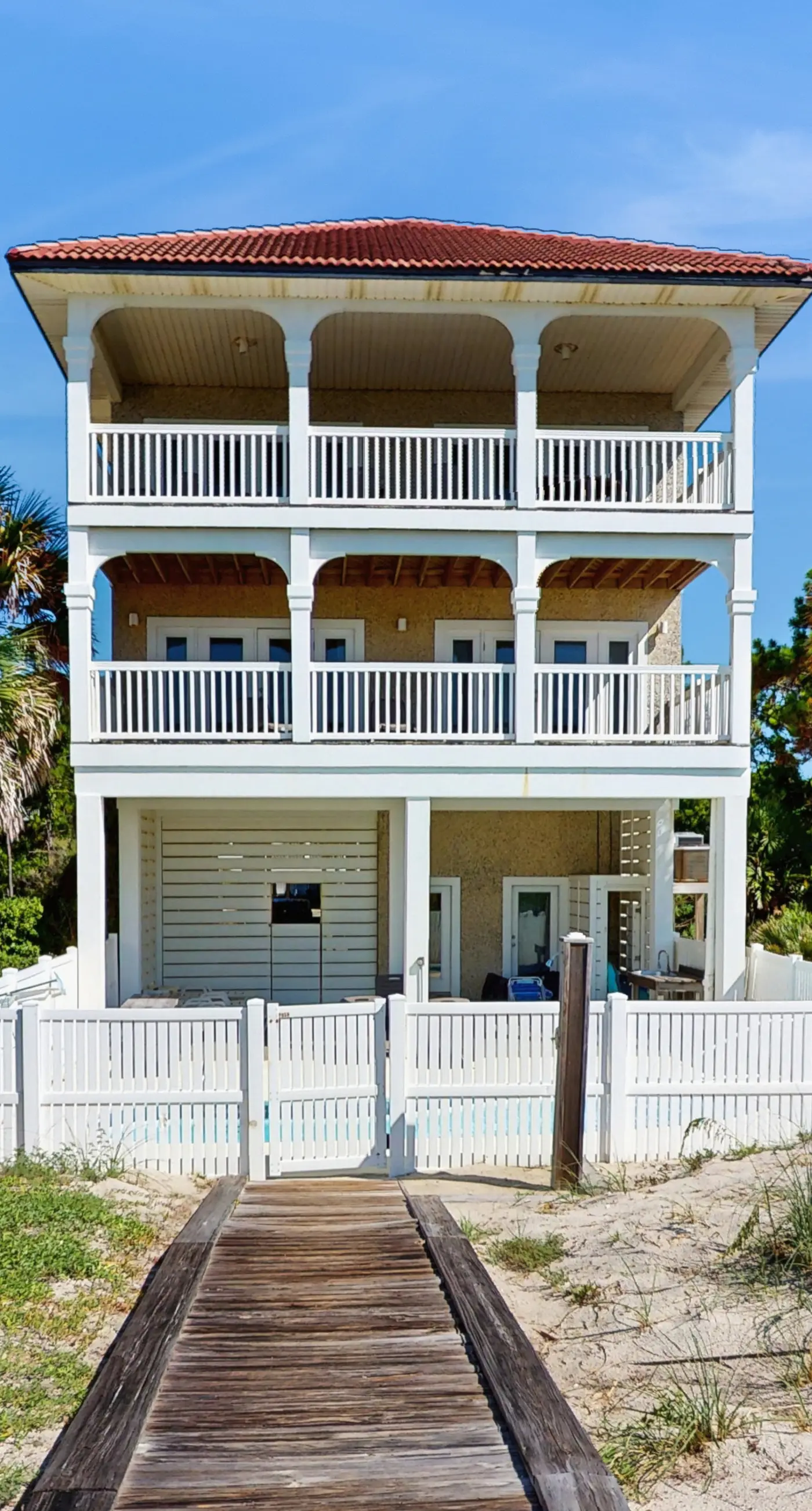 Beachfront home with a pool, game room, deck, grill, washer&dryer & central AC