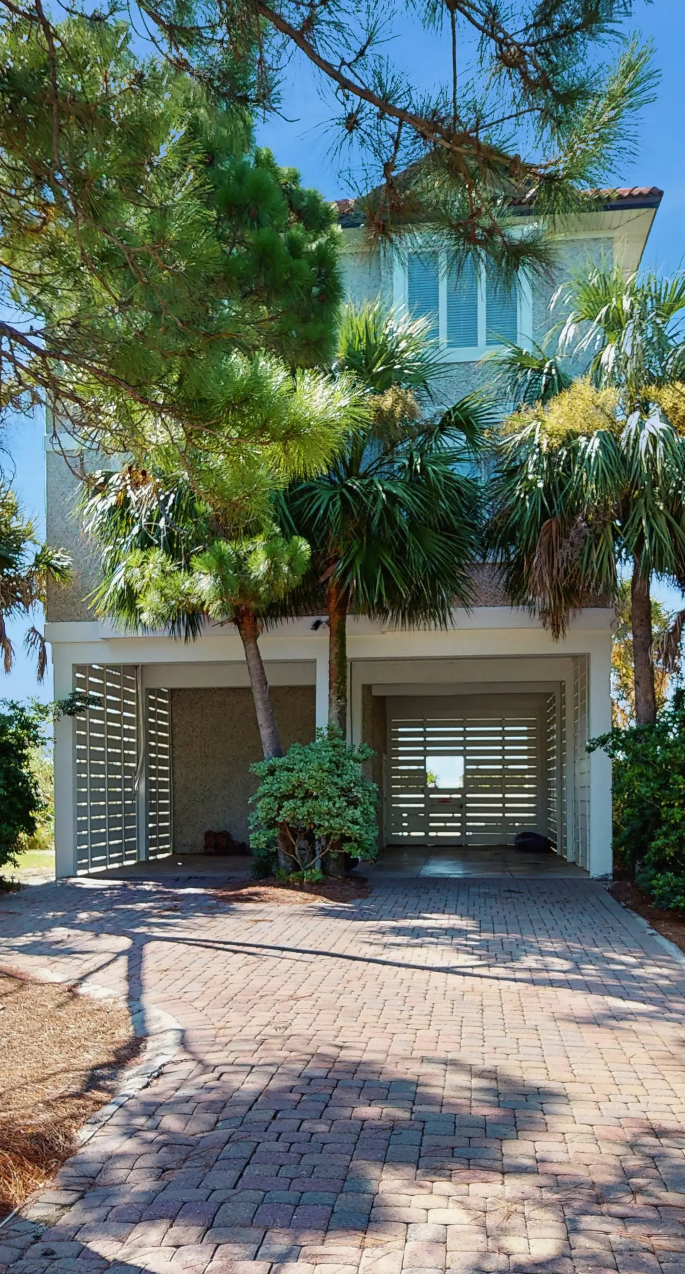Beachfront home with a pool, game room, deck, grill, washer&dryer & central AC