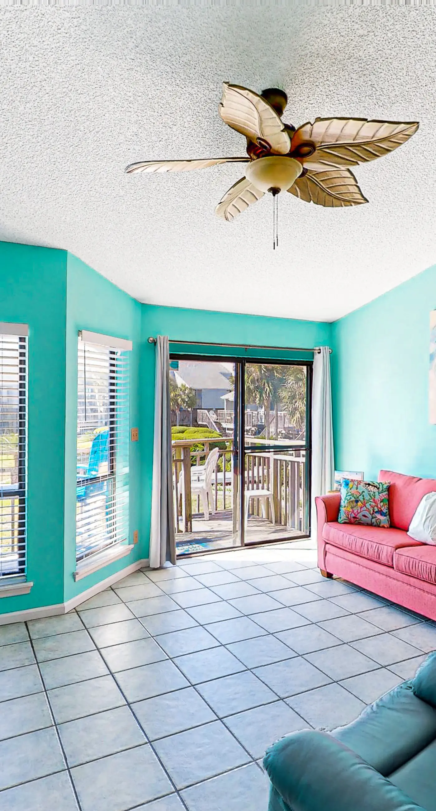 Dog-friendly, poolside townhouse w/community pool, grills, deck, beach gear, AC