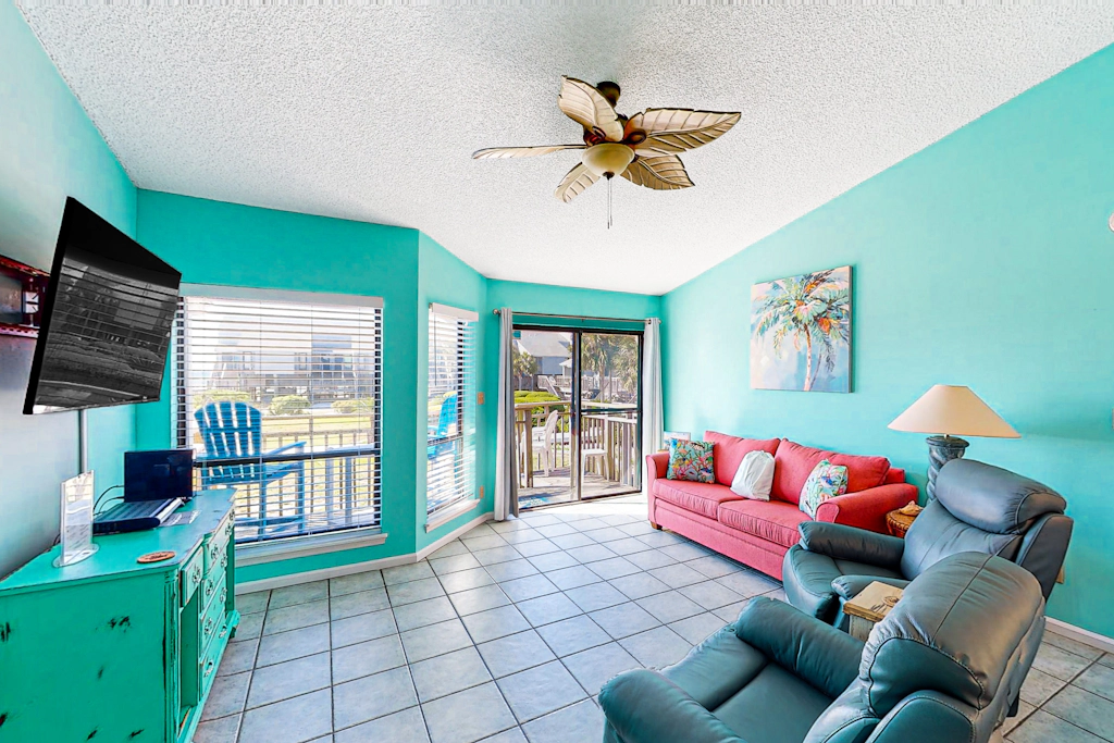 Dog-friendly, poolside townhouse w/community pool, grills, deck, beach gear, AC