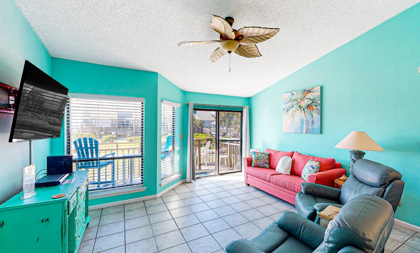 Dog-friendly, poolside townhouse w/community pool, grills, deck, beach gear, AC