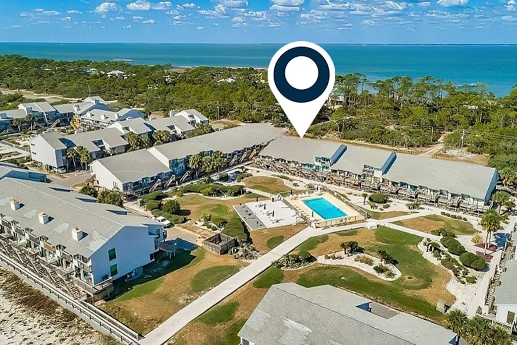 Dog-friendly, poolside townhouse w/community pool, grills, deck, beach gear, AC