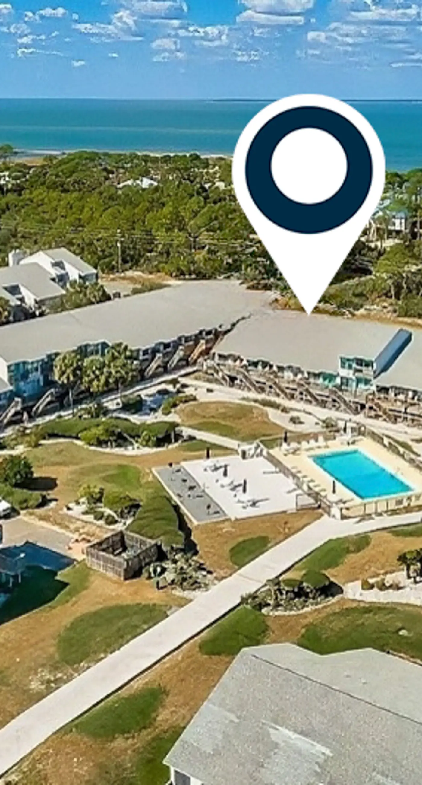 Dog-friendly, poolside townhouse w/community pool, grills, deck, beach gear, AC