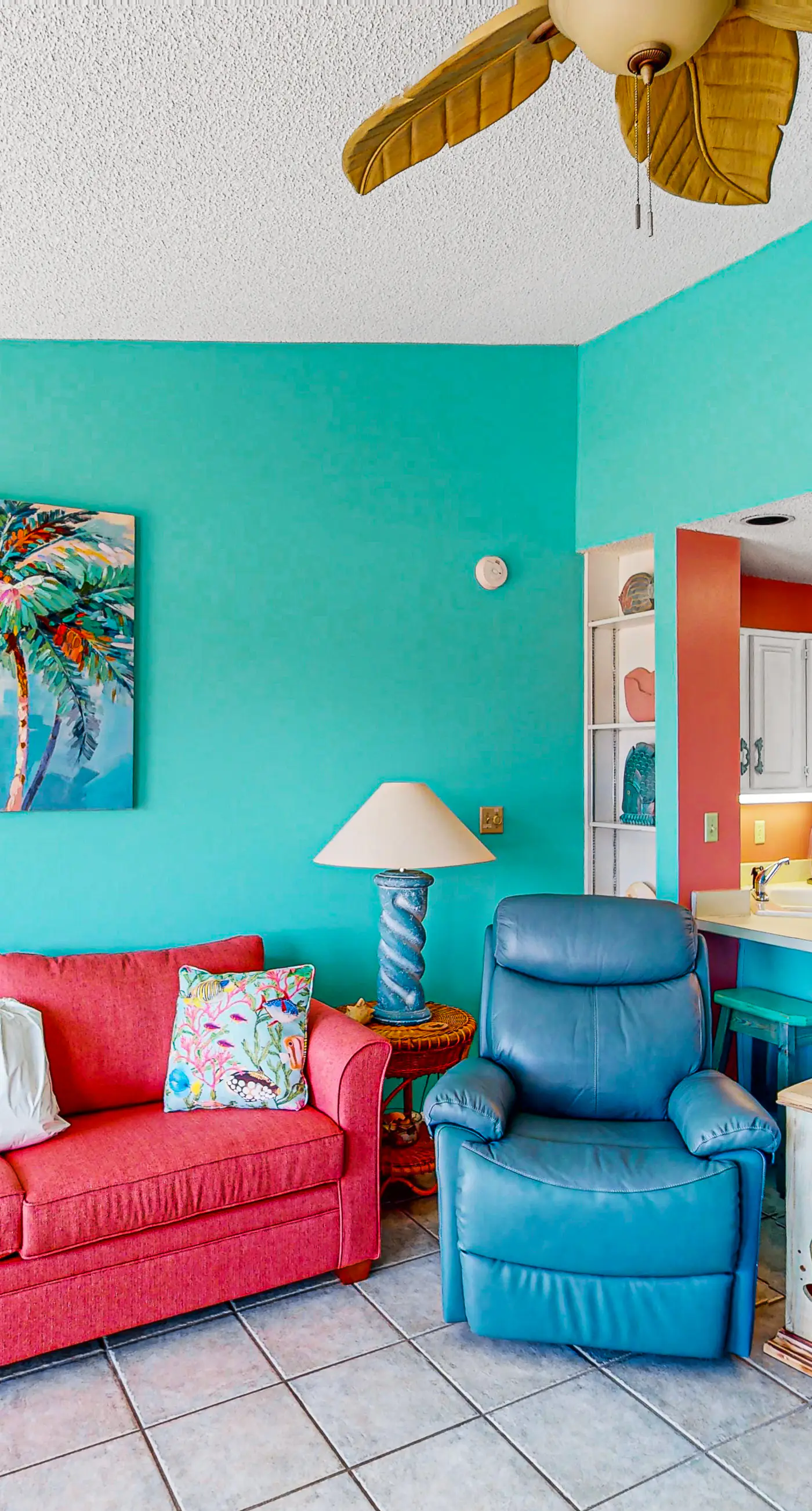 Dog-friendly, poolside townhouse w/community pool, grills, deck, beach gear, AC