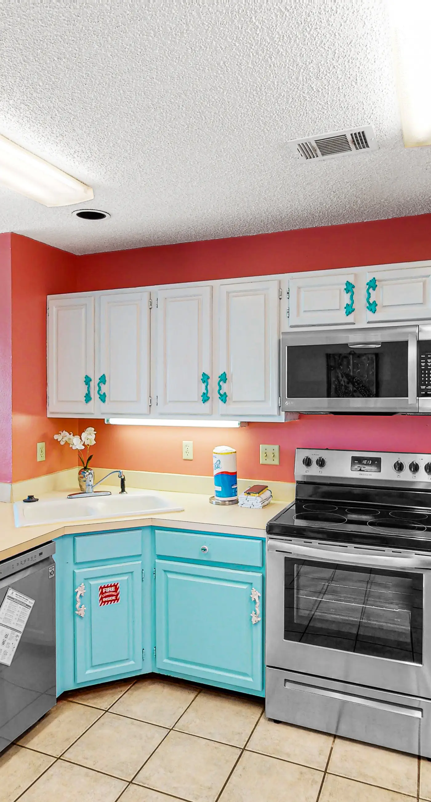 Dog-friendly, poolside townhouse w/community pool, grills, deck, beach gear, AC