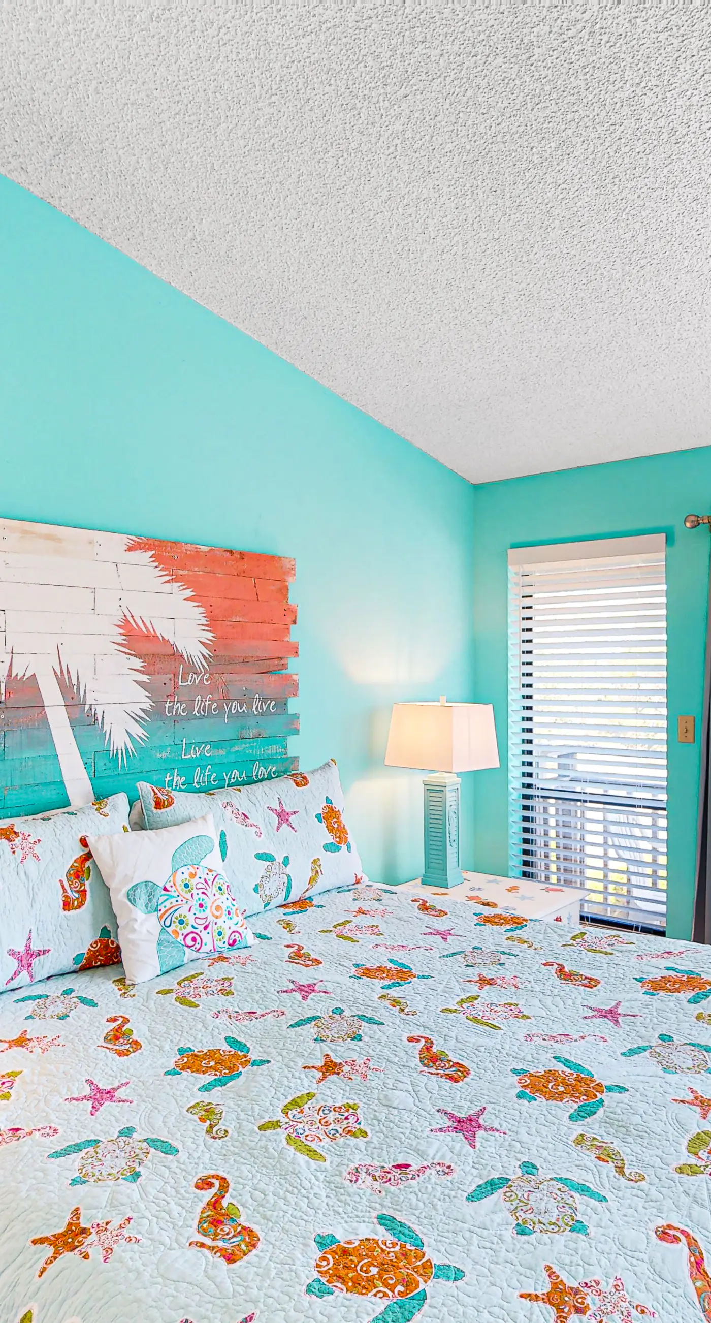 Dog-friendly, poolside townhouse w/community pool, grills, deck, beach gear, AC