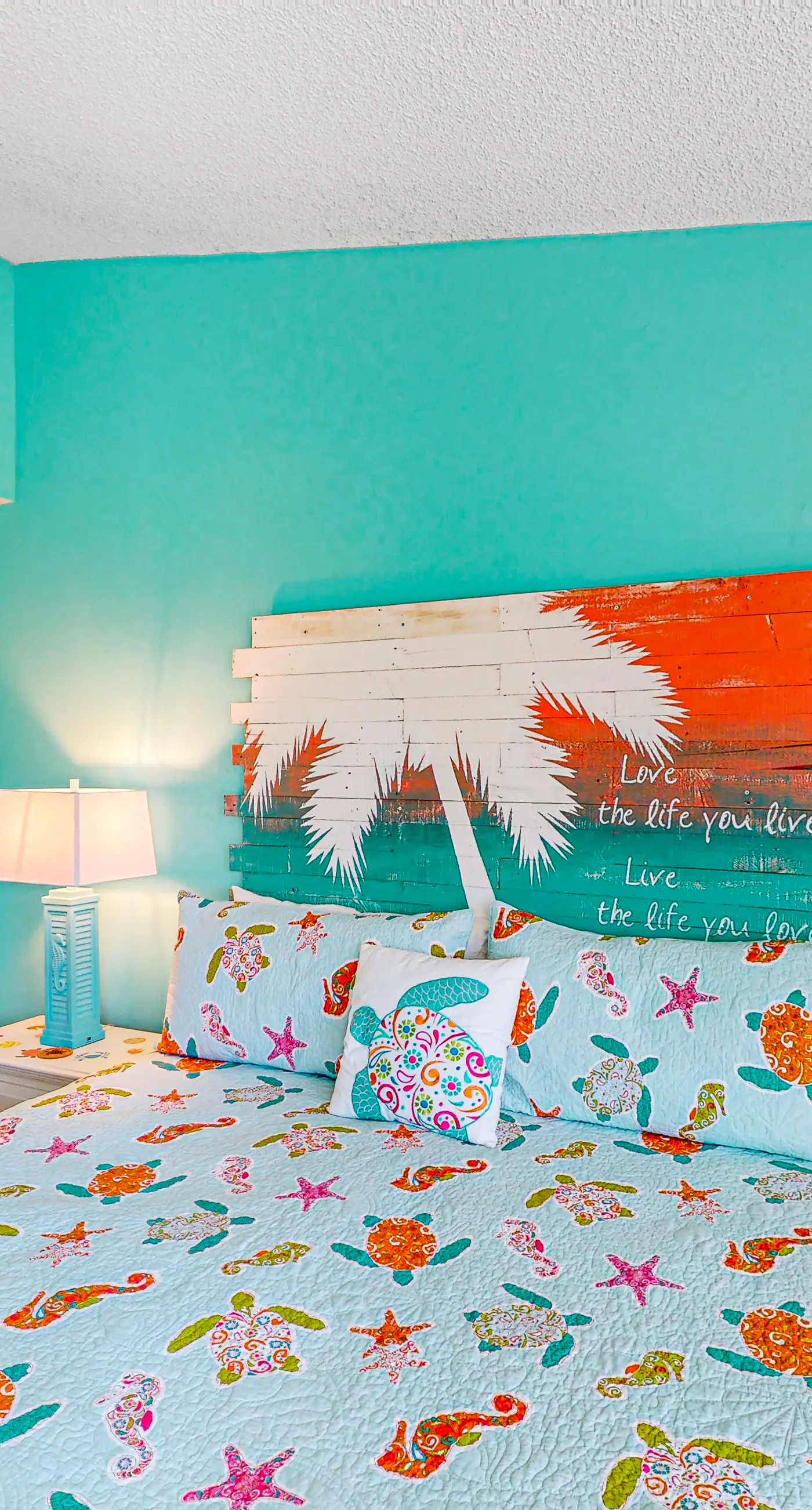 Dog-friendly, poolside townhouse w/community pool, grills, deck, beach gear, AC