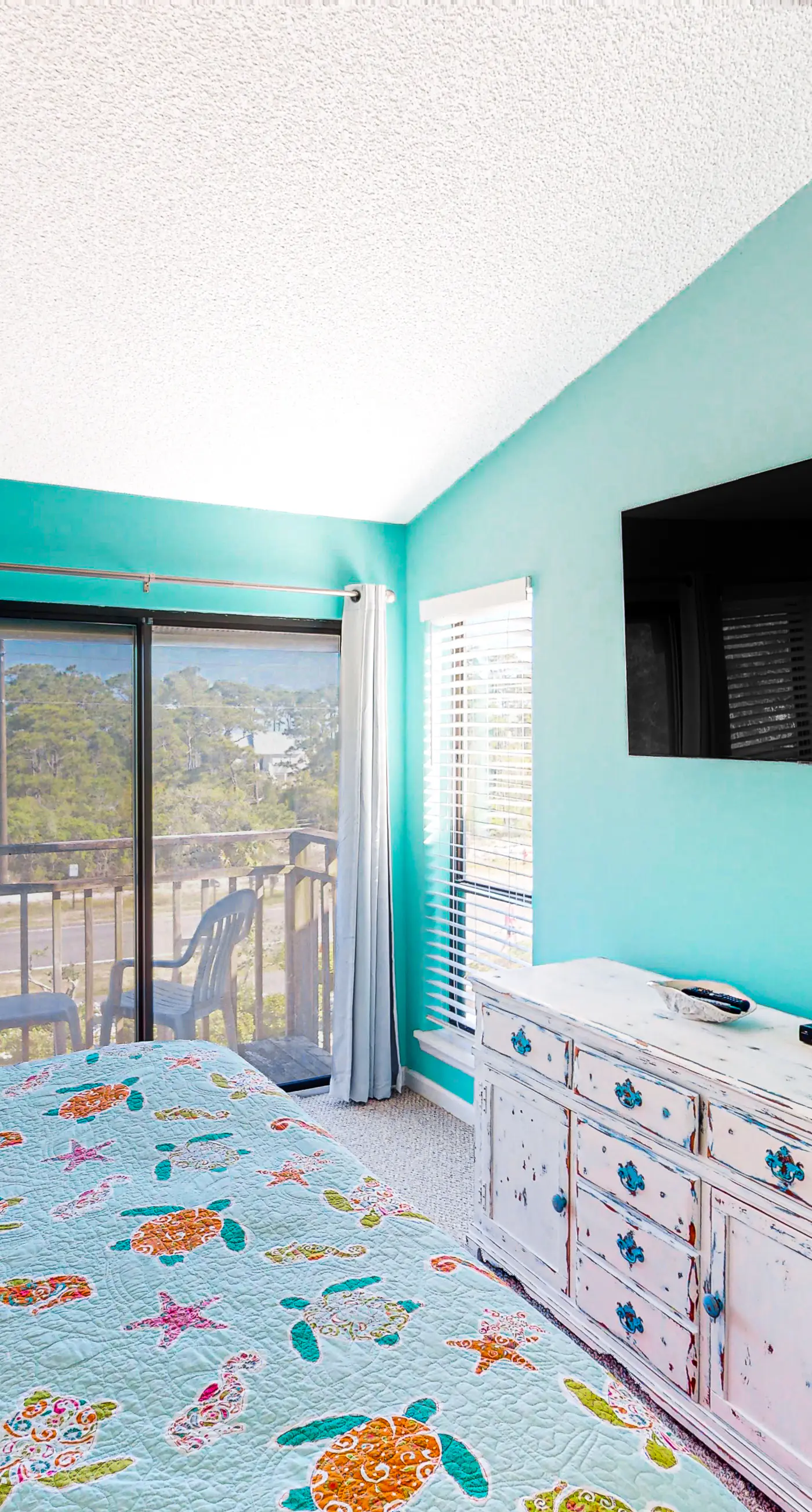 Dog-friendly, poolside townhouse w/community pool, grills, deck, beach gear, AC