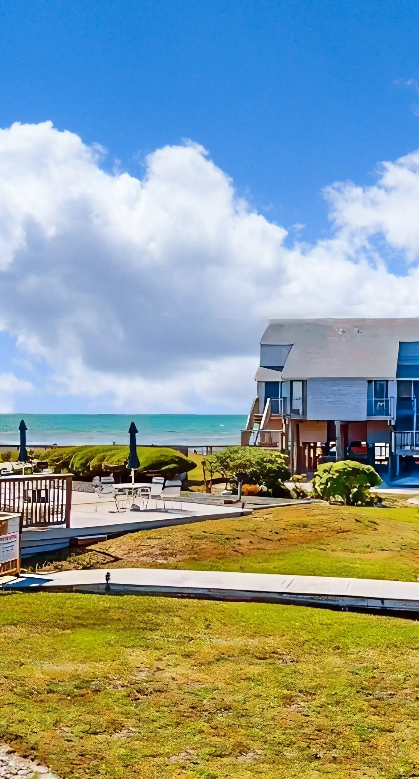 Dog-friendly, poolside townhouse w/community pool, grills, deck, beach gear, AC