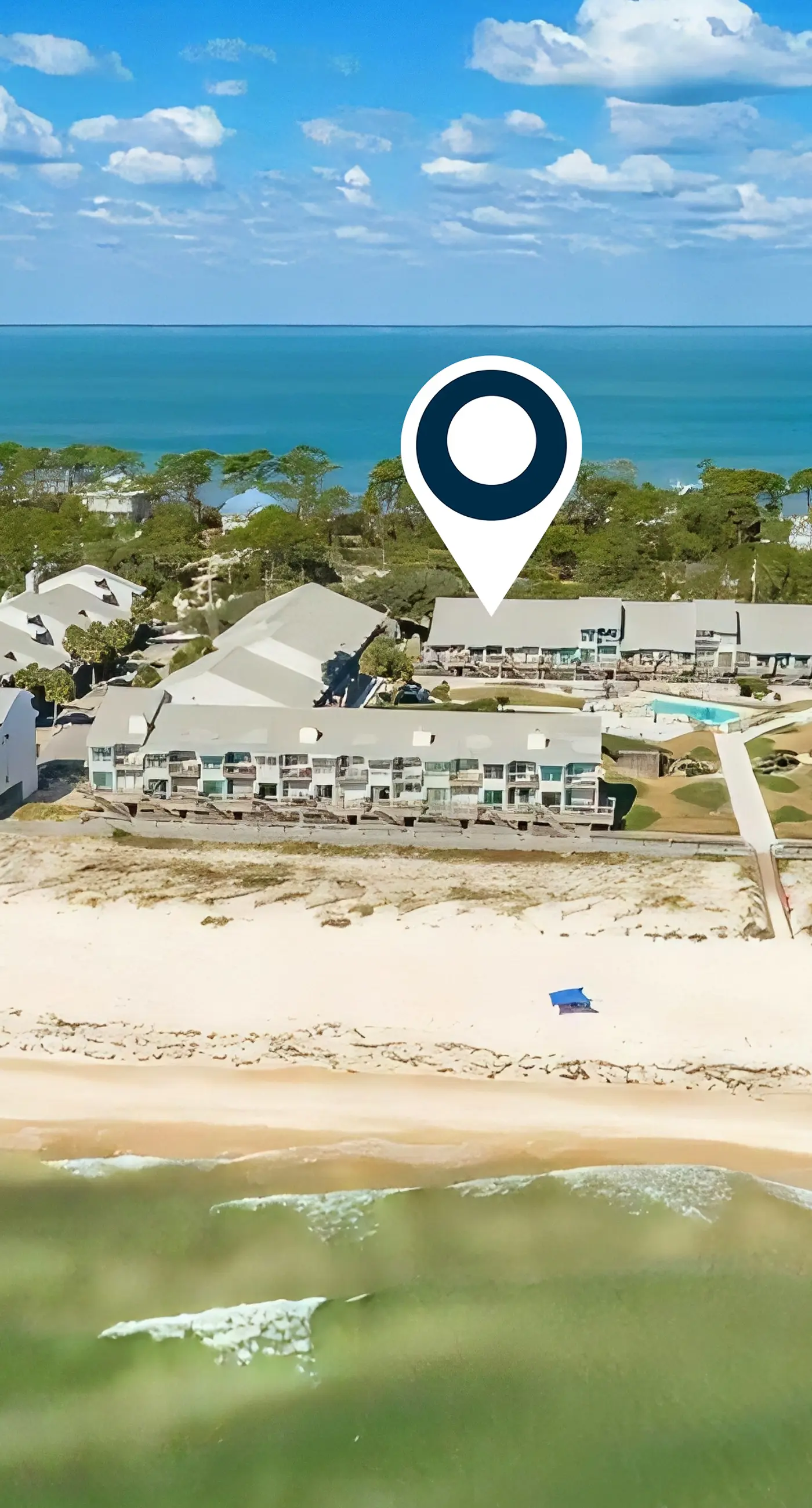 Dog-friendly, poolside townhouse w/community pool, grills, deck, beach gear, AC