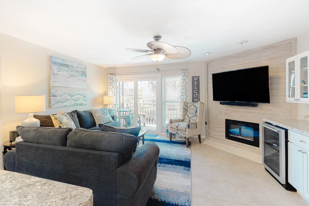 Luxury poolside townhouse with deck, balcony, washer/dryer, on-site pool, grill