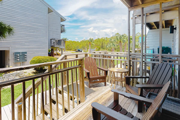 Luxury poolside townhouse with deck, balcony, washer/dryer, on-site pool, grill