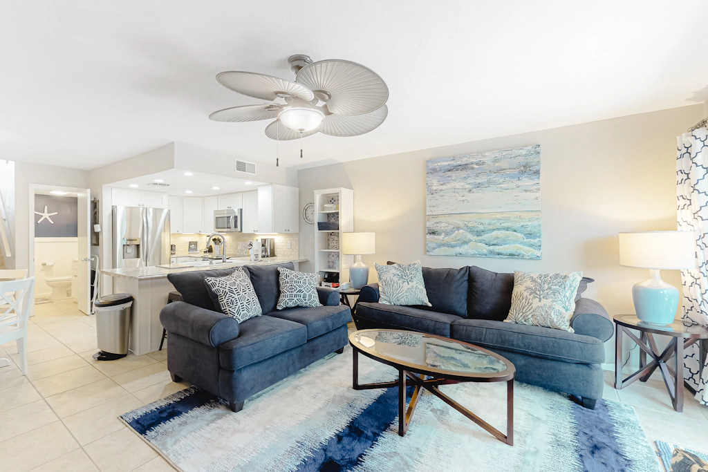 Luxury poolside townhouse with deck, balcony, washer/dryer, on-site pool, grill