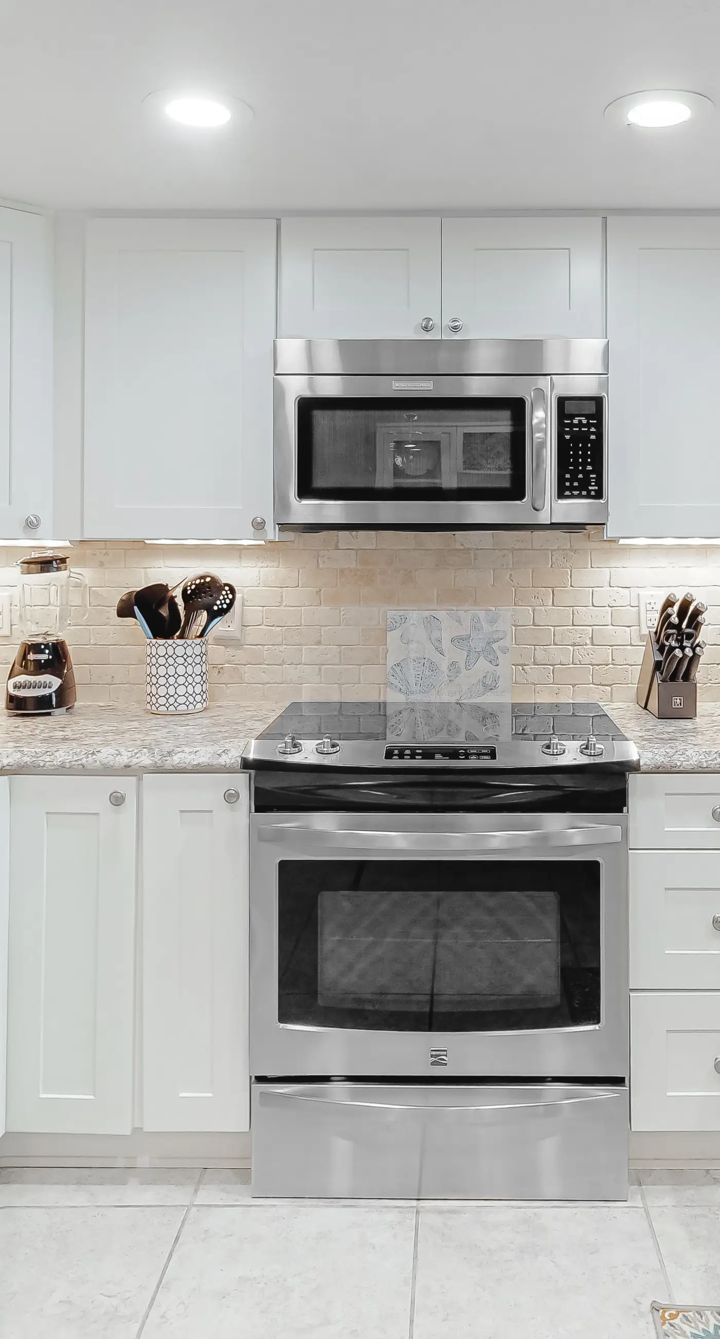 Luxury poolside townhouse with deck, balcony, washer/dryer, on-site pool, grill