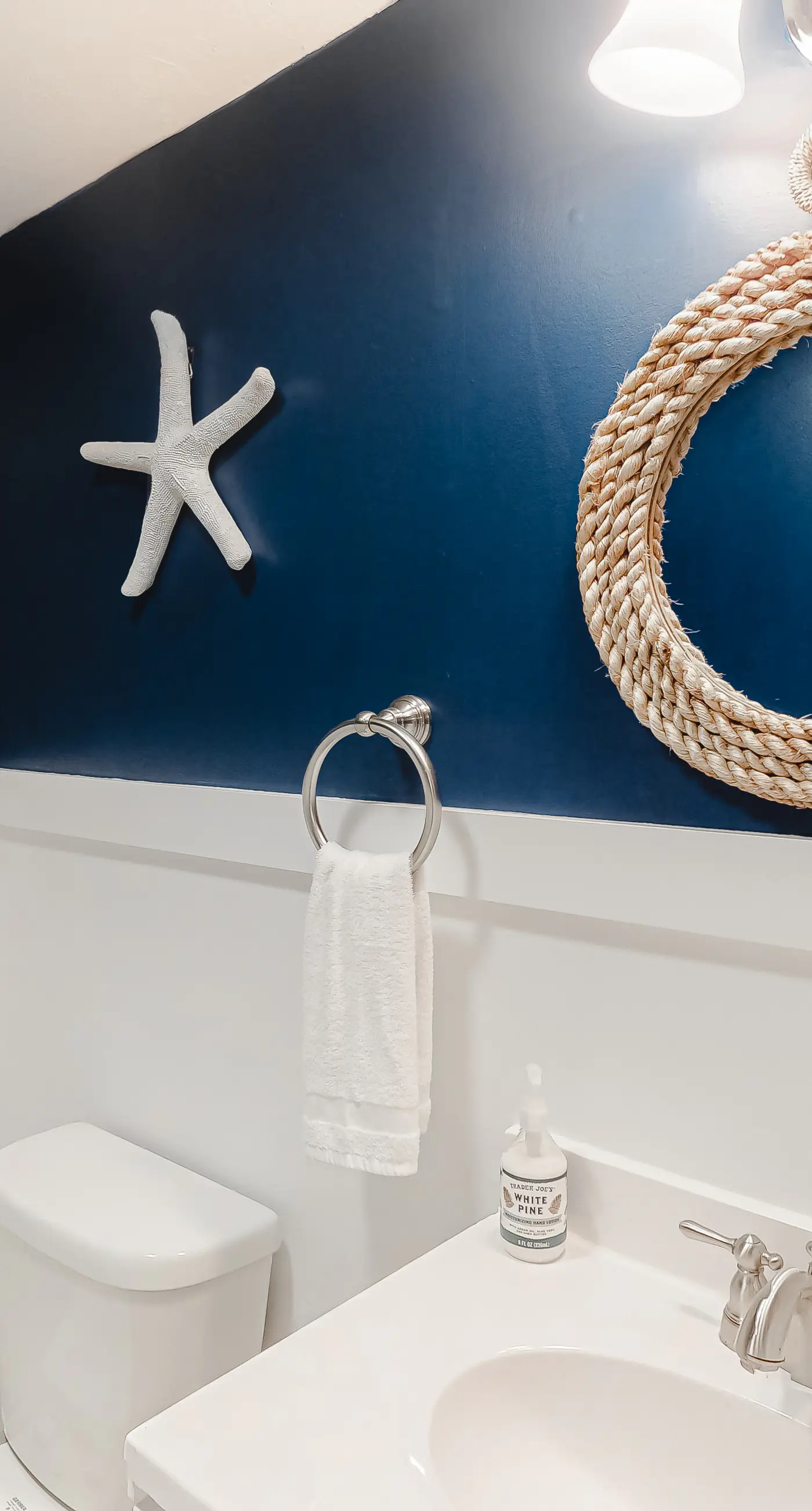 Luxury poolside townhouse with deck, balcony, washer/dryer, on-site pool, grill