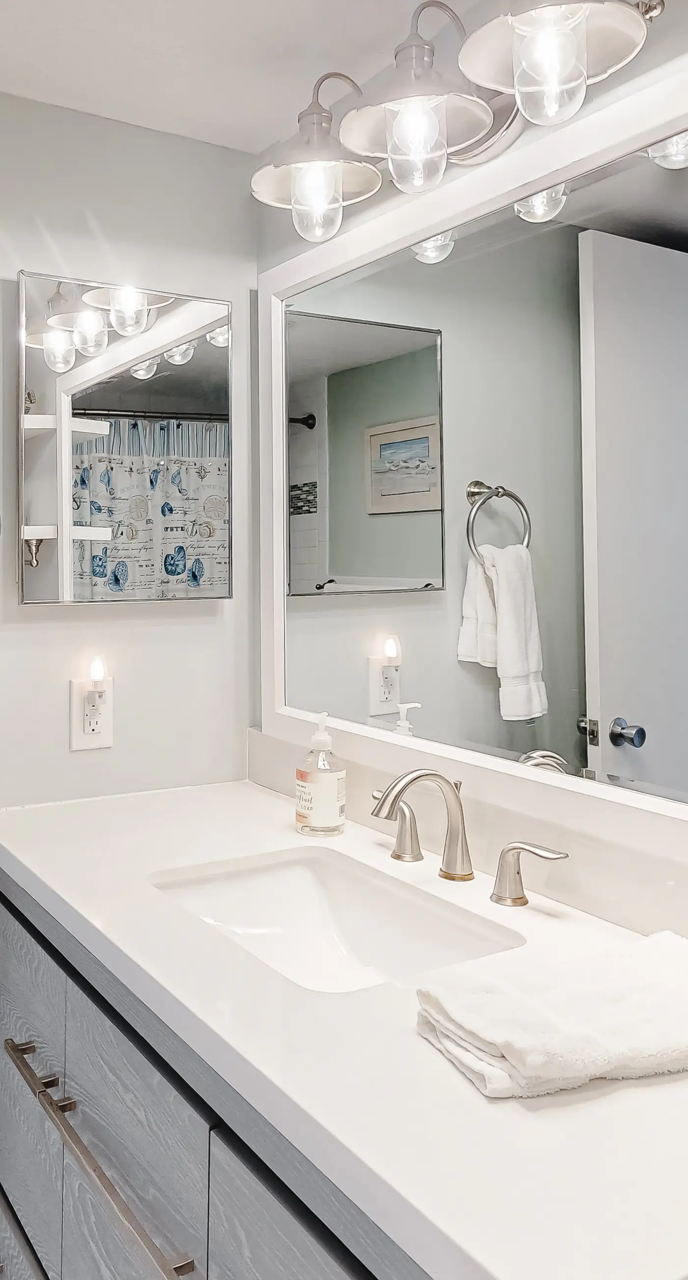 Luxury poolside townhouse with deck, balcony, washer/dryer, on-site pool, grill