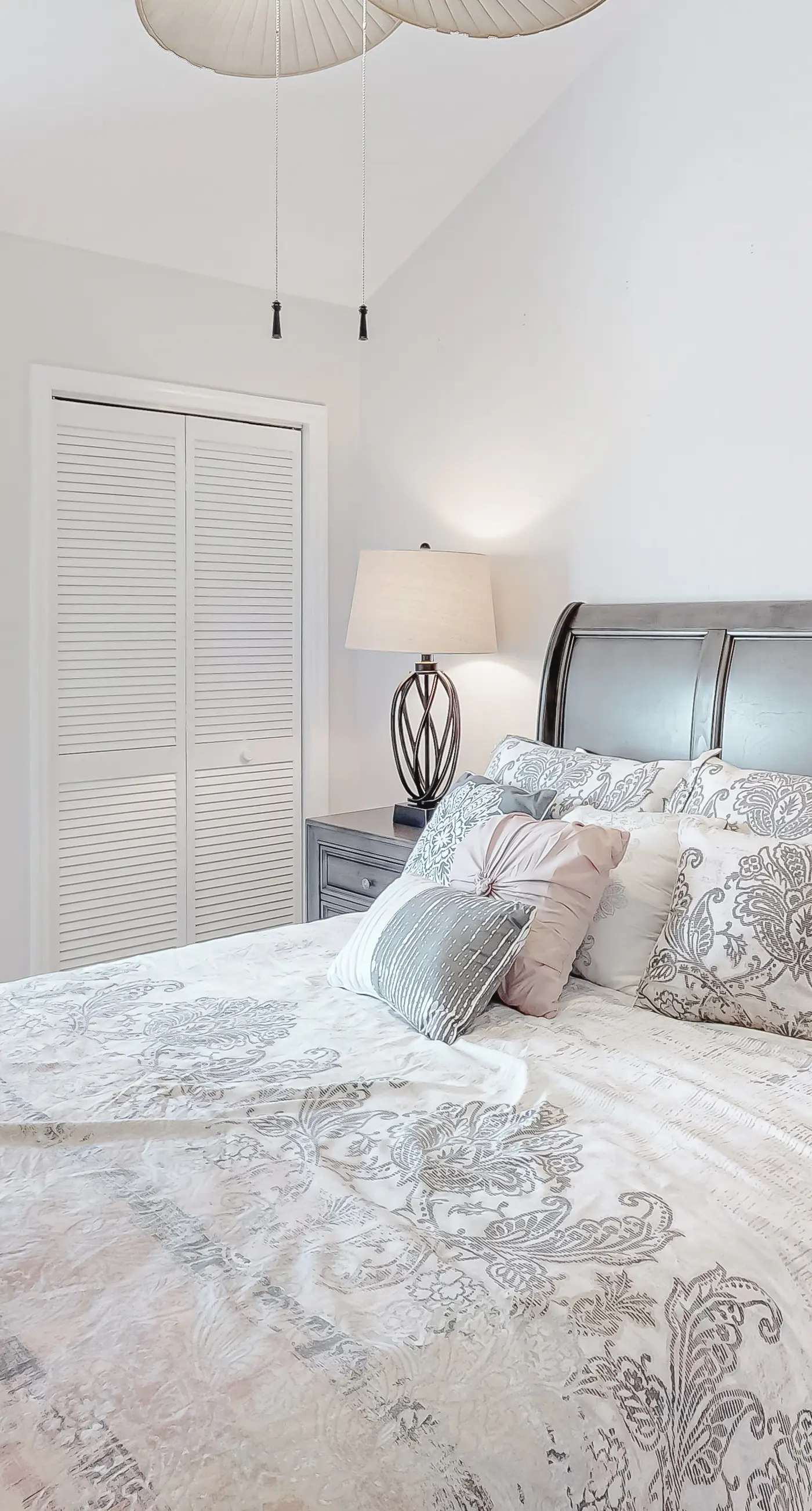 Luxury poolside townhouse with deck, balcony, washer/dryer, on-site pool, grill