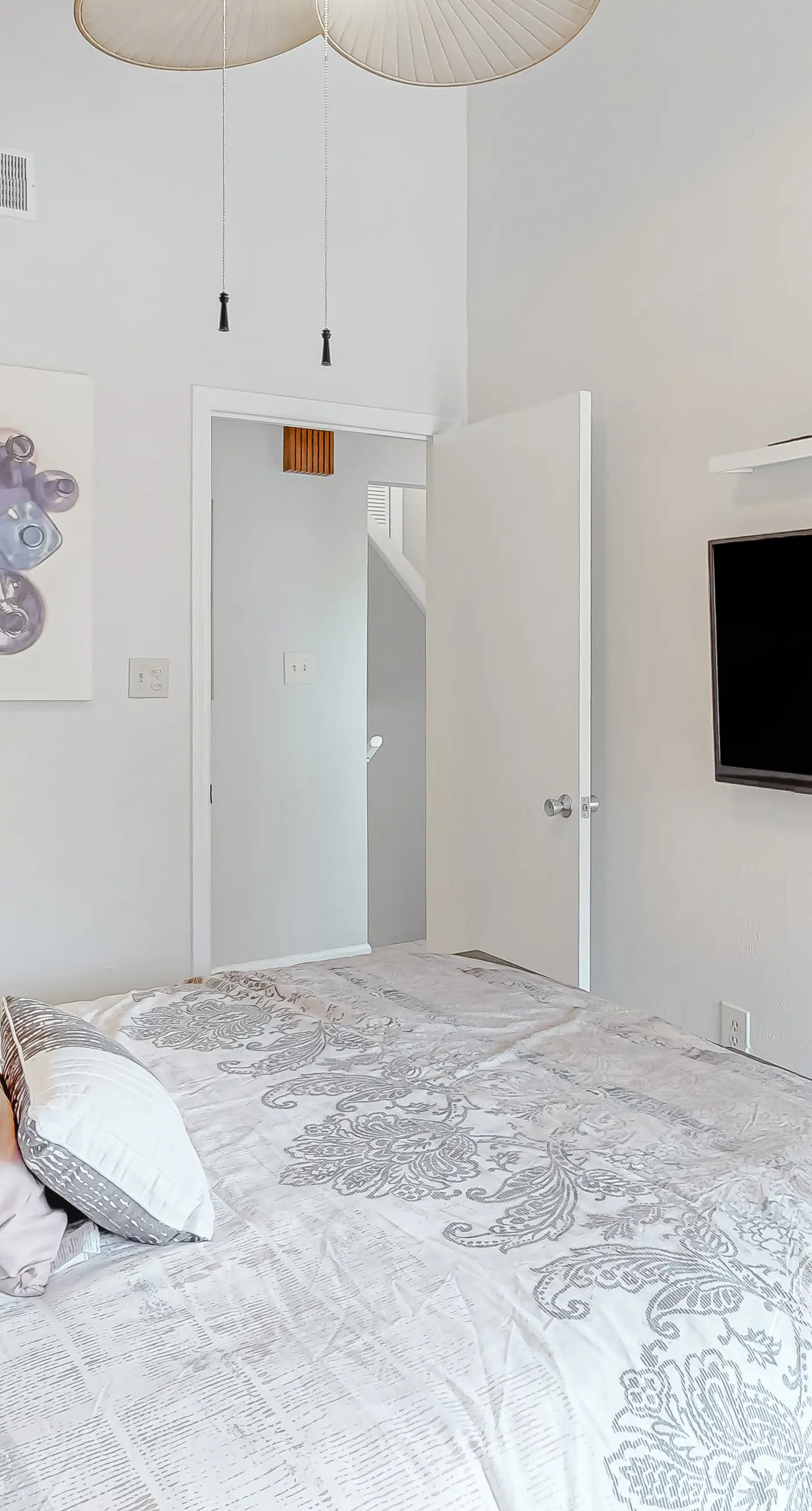 Luxury poolside townhouse with deck, balcony, washer/dryer, on-site pool, grill