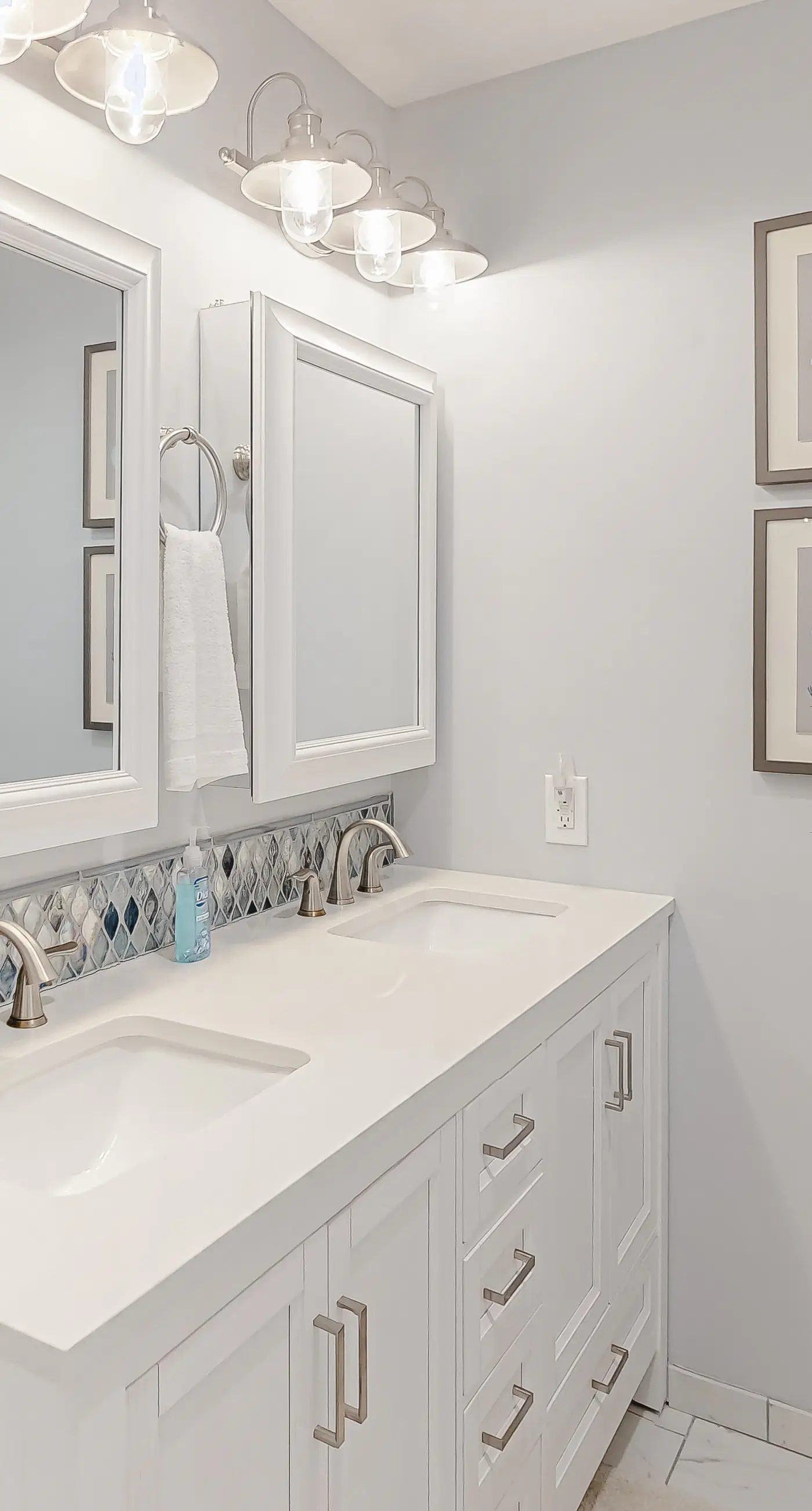 Luxury poolside townhouse with deck, balcony, washer/dryer, on-site pool, grill