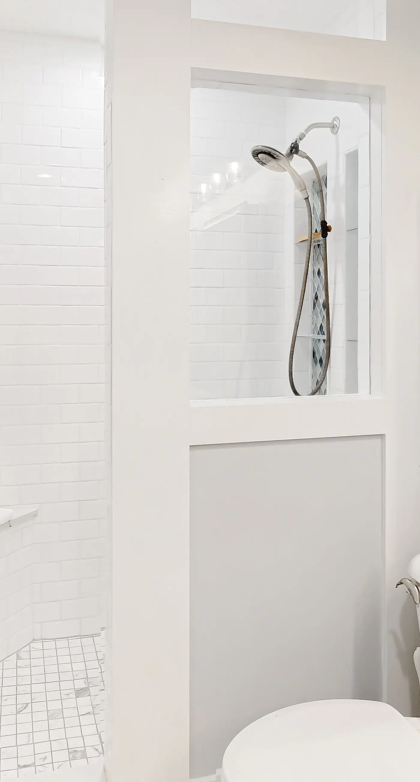 Luxury poolside townhouse with deck, balcony, washer/dryer, on-site pool, grill