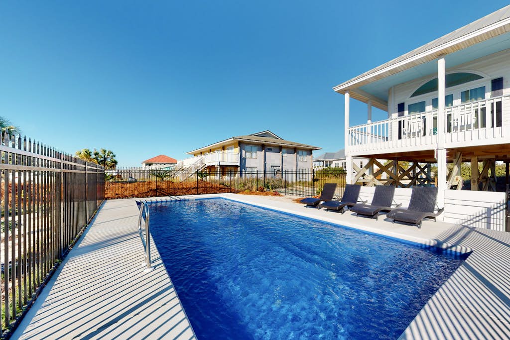 Dog-friendly charmer near the Gulf with private salt water pool, W/D, deck & AC